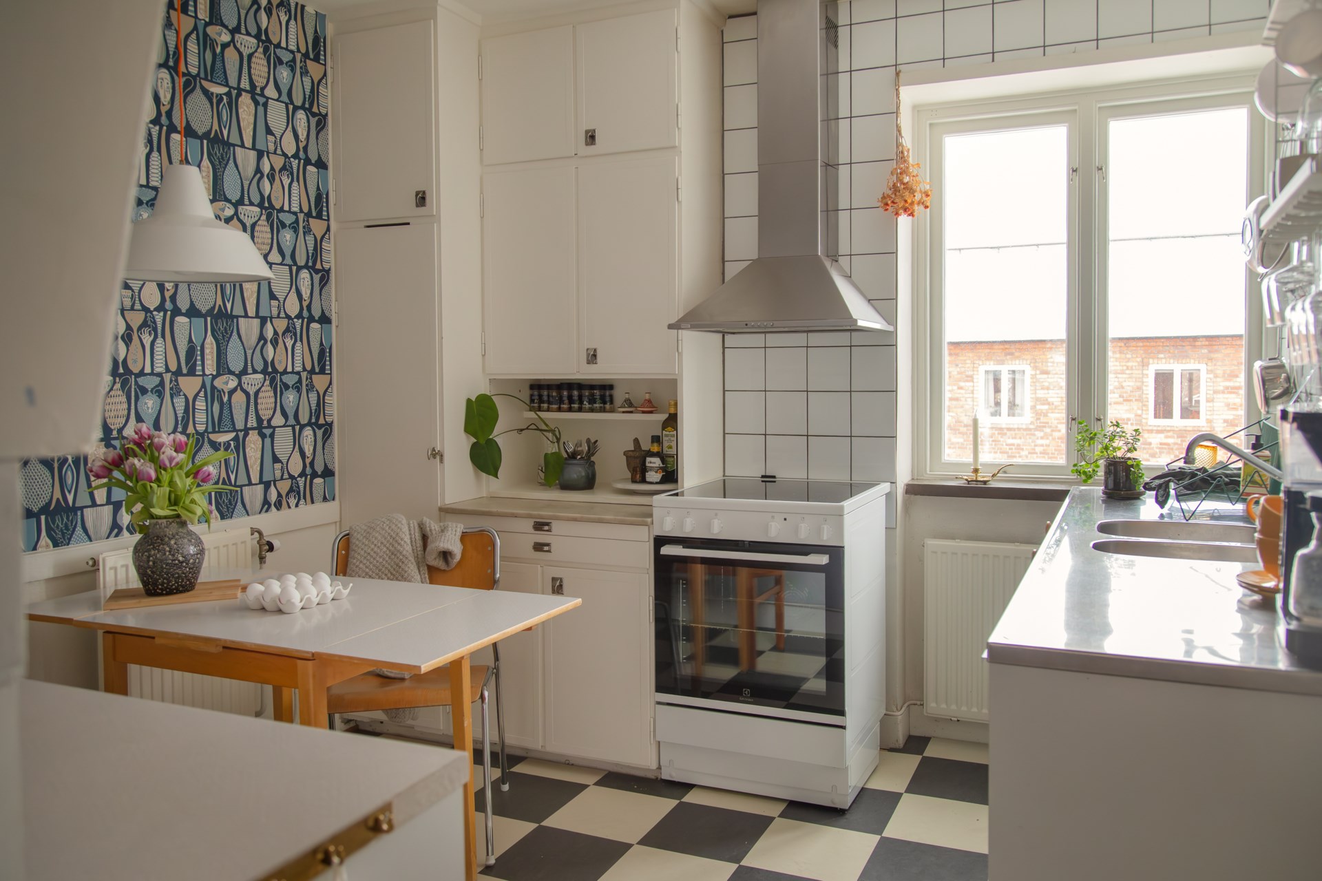 cuisine sol à damier noir et blanc papier-peint « Poterie » de Stig Lindberg décoration vintage