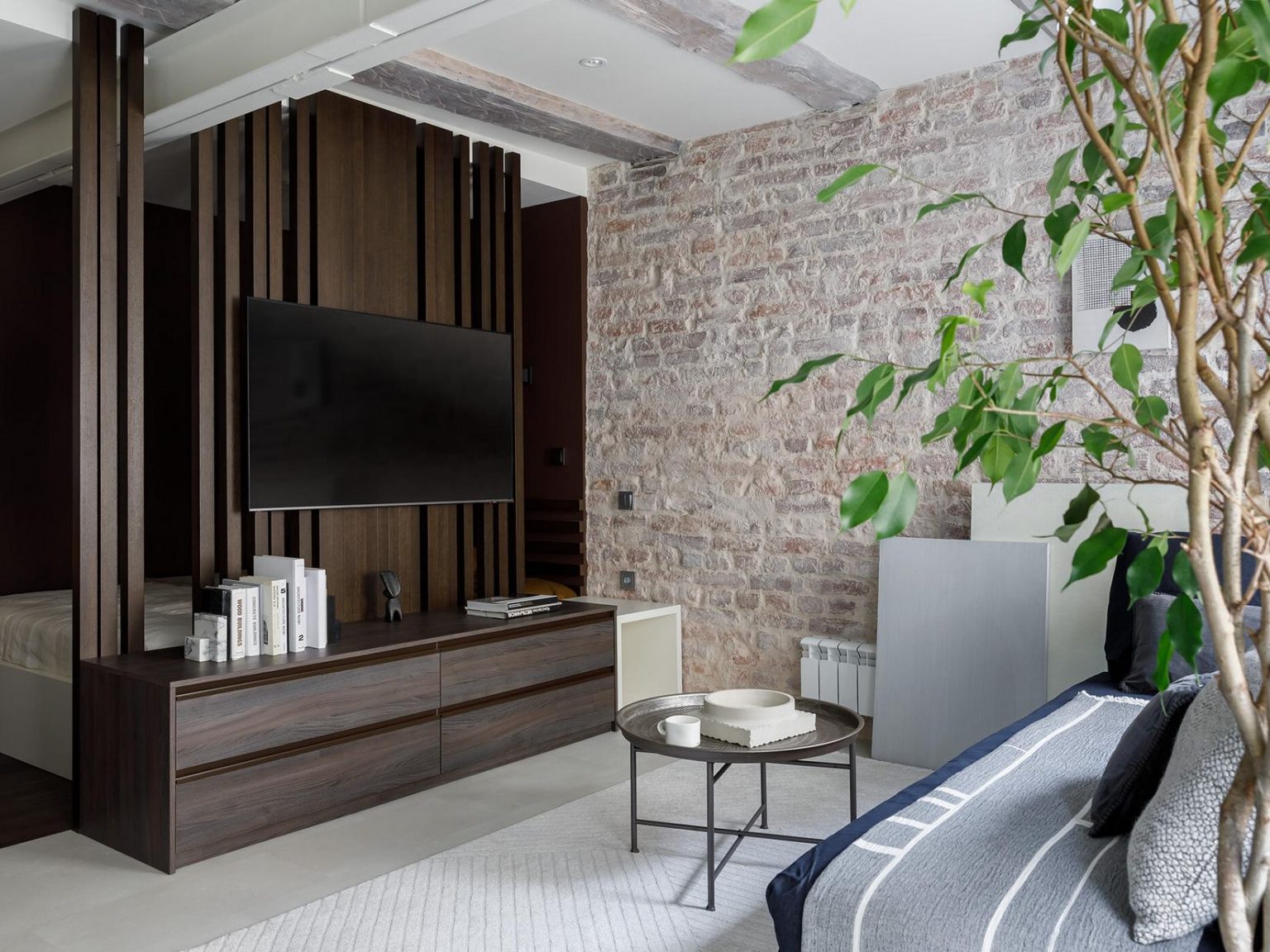 salon et espace chambre séparé dans studio 35m2 décoration contemporaine