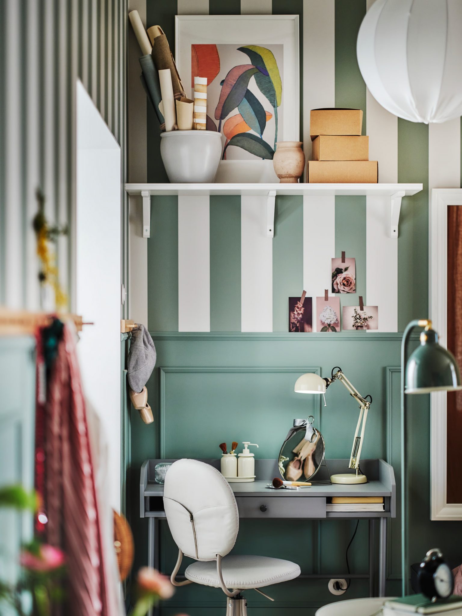 espace bureau papier-peint rayé vert et blanc