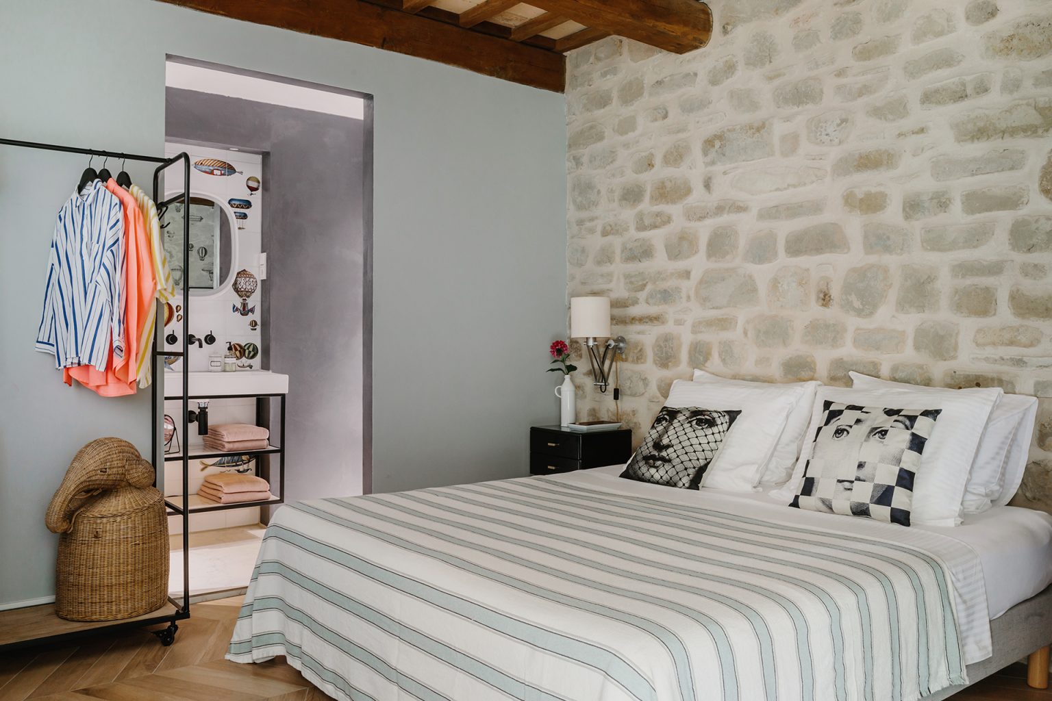 chambre avec poutres décoration contemporaine maison en pierres Italie avec piscine rénovée dans les Marches