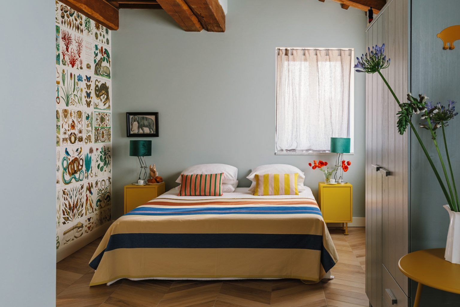 chambre avec poutres décoration contemporaine maison en pierres Italie avec piscine rénovée dans les Marches