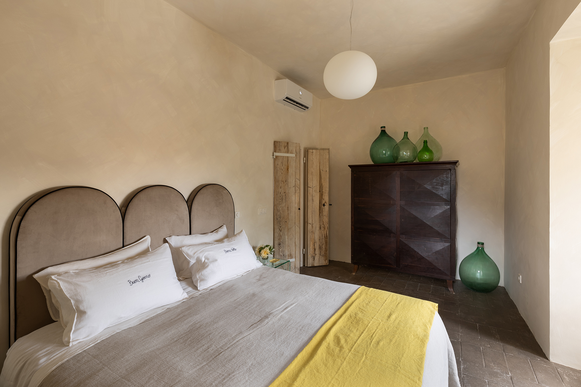 chambre sol terre cuite appartement design en Italie dans un bâtiment ancien en pierres chambre sol terre cuite appartement design en Italie dans un bâtiment ancien en pierres