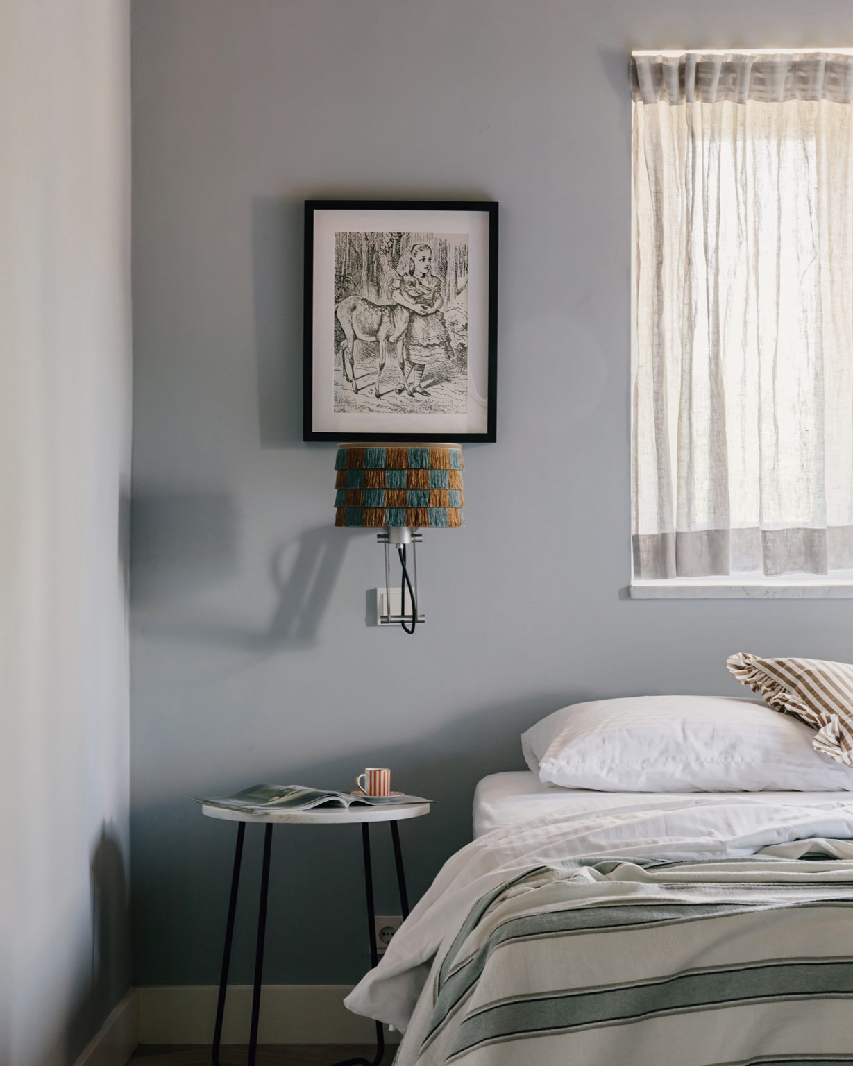 chambre avec poutres décoration contemporaine maison en pierres Italie avec piscine rénovée dans les Marches