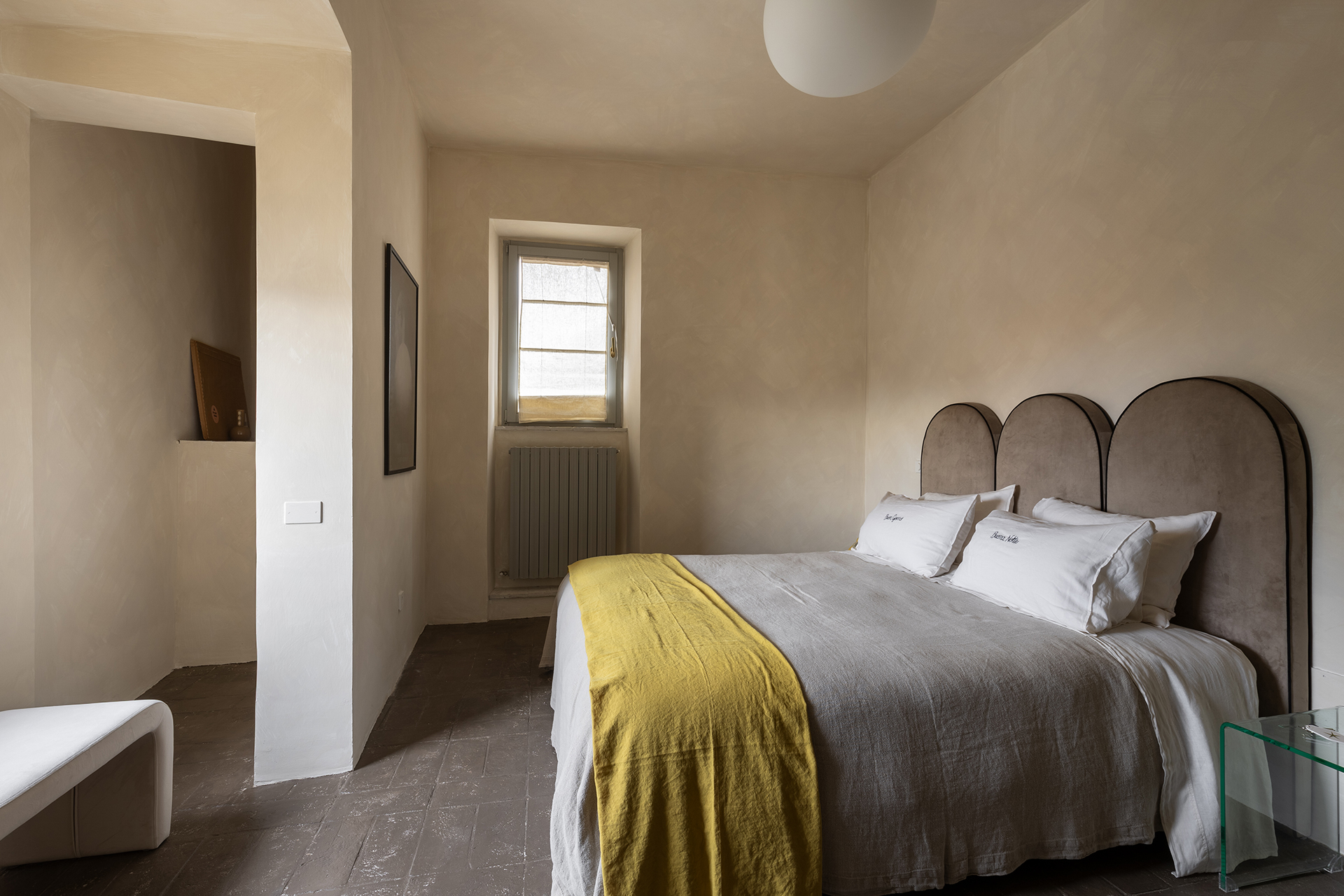 chambre sol terre cuite appartement design en Italie dans un bâtiment ancien en pierres chambre sol terre cuite appartement design en Italie dans un bâtiment ancien en pierres