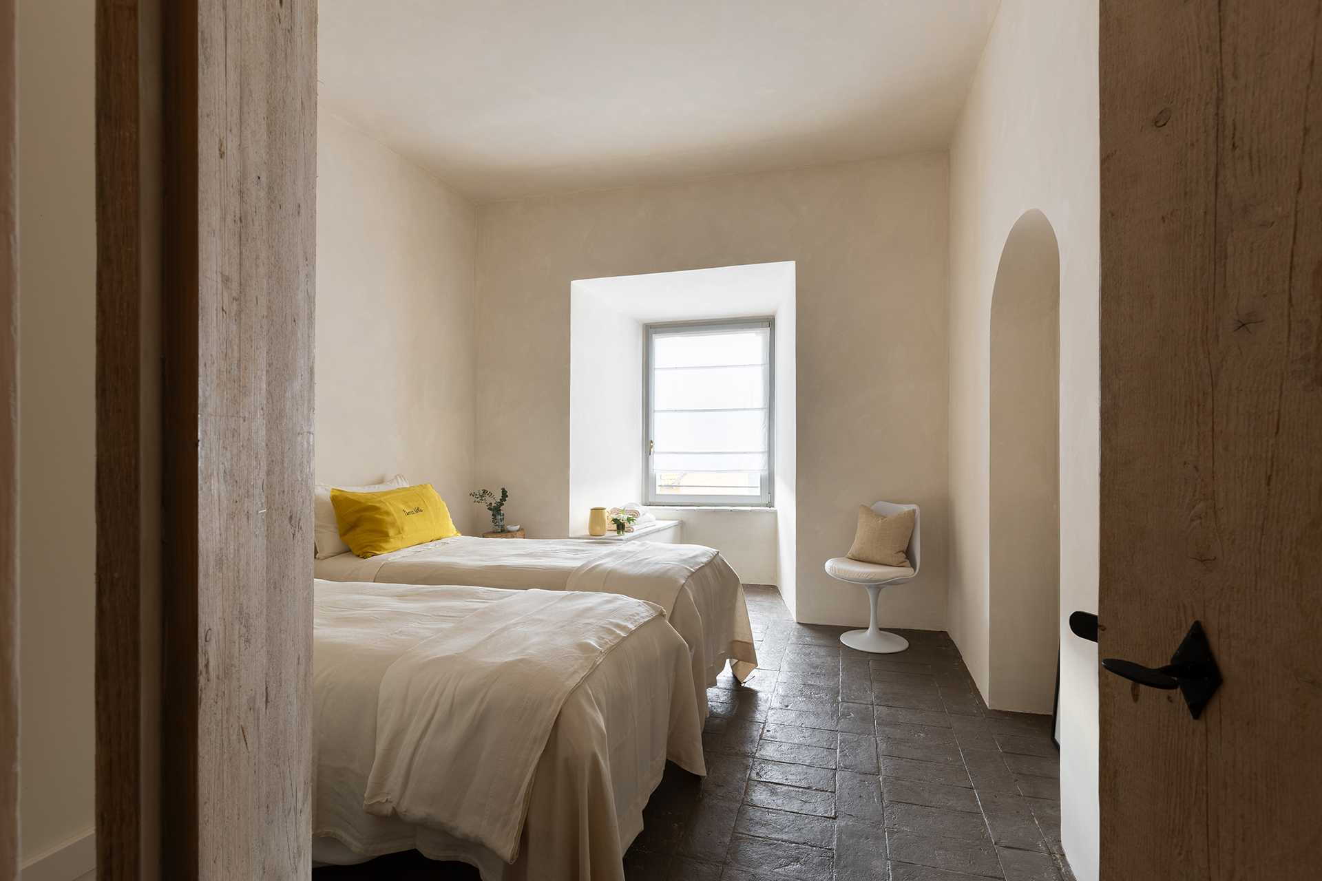 chambre sol terre cuite appartement design en Italie dans un bâtiment ancien en pierres chambre sol terre cuite appartement design en Italie dans un bâtiment ancien en pierres