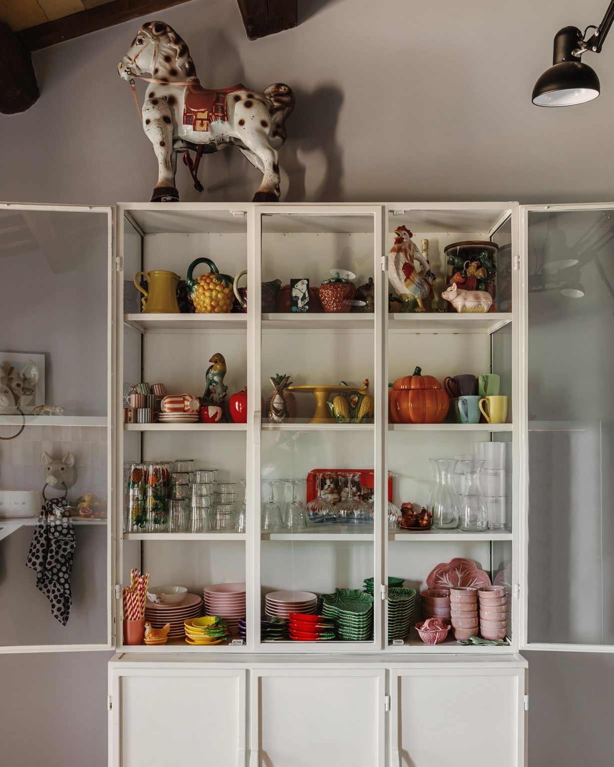 chambre avec poutres décoration contemporaine maison en pierres Italie avec piscine rénovée dans les Marches