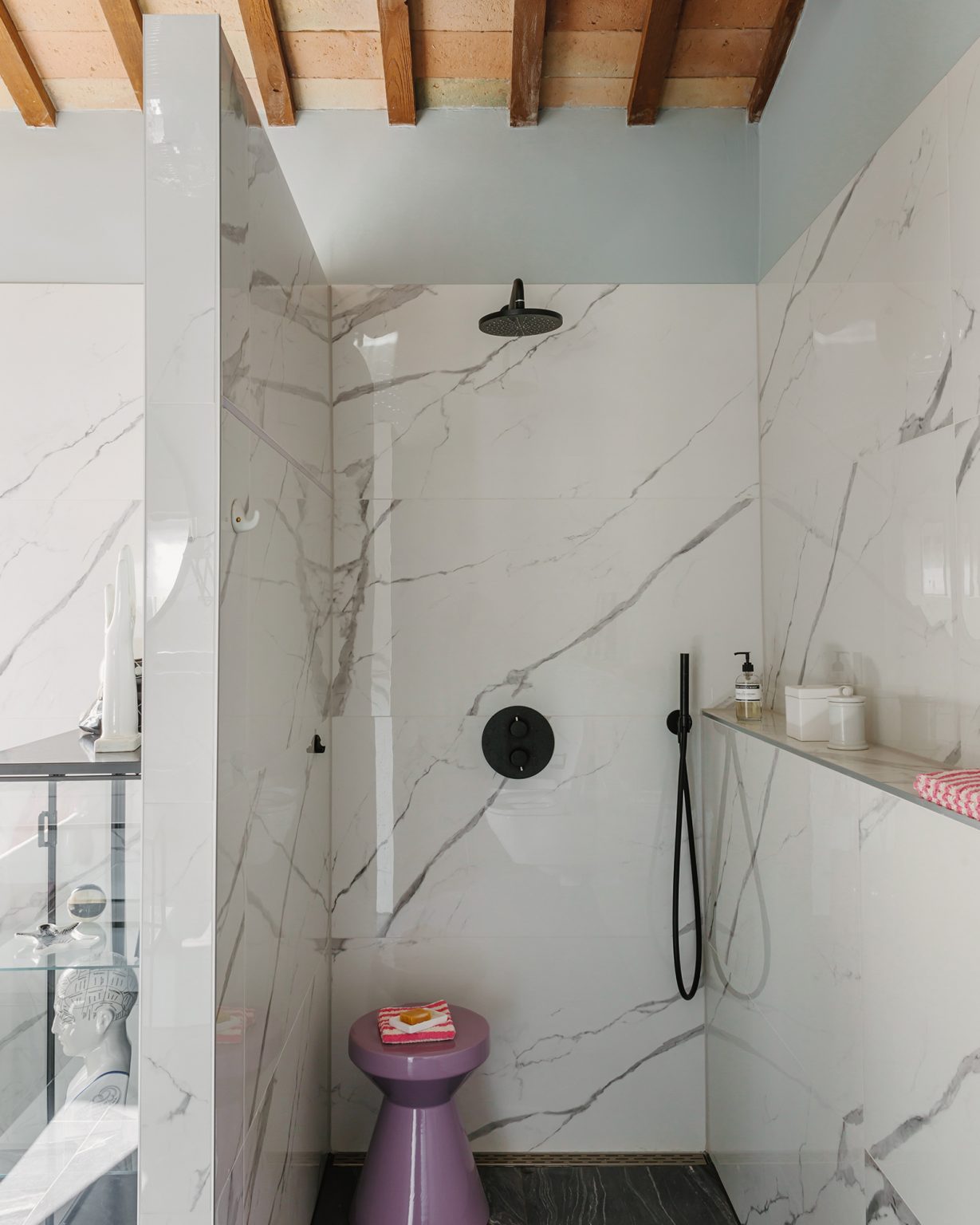 salle de bain marbre blanc avec poutres décoration contemporaine maison en pierres Italie avec piscine rénovée dans les Marches