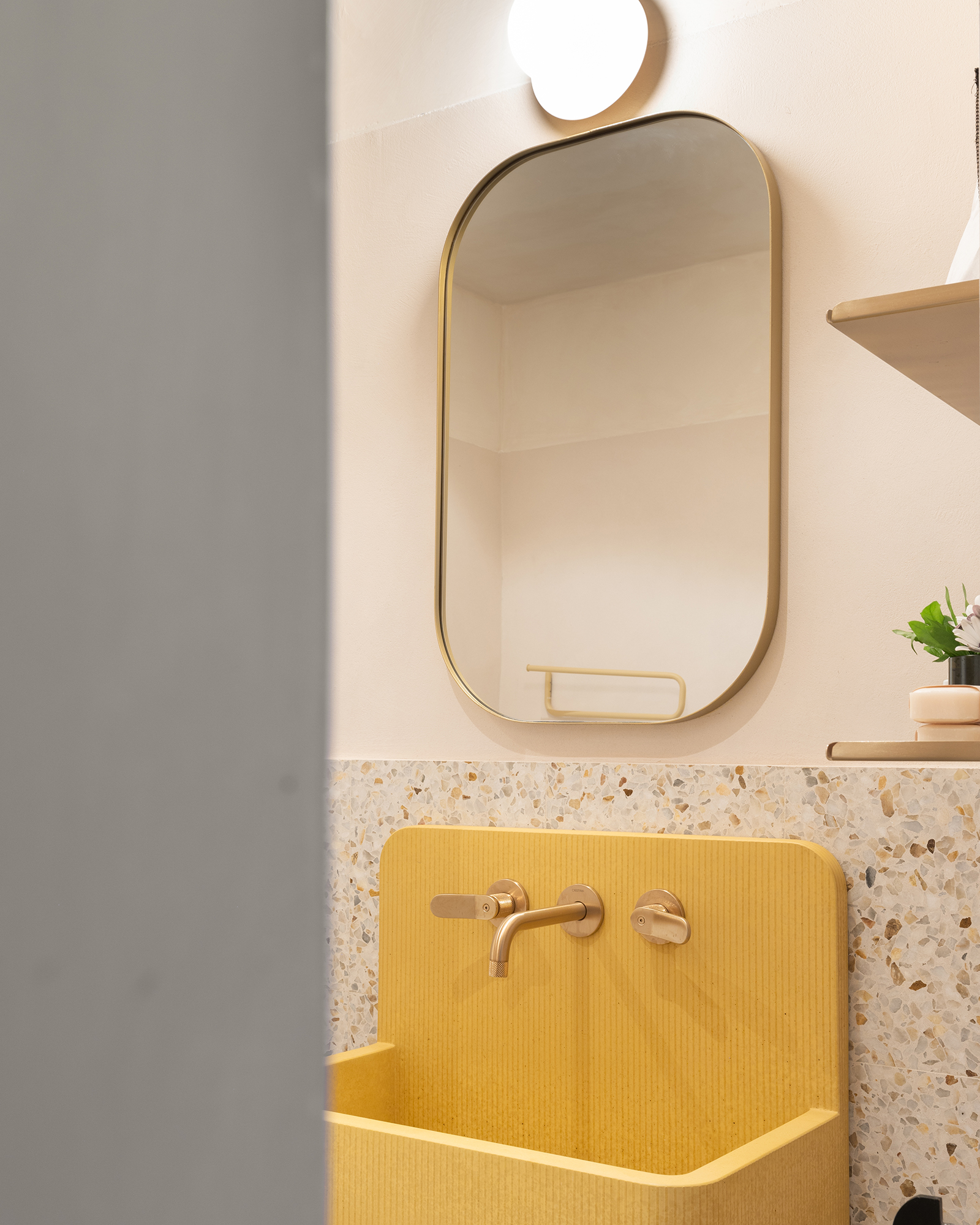 salle de bain terrazzo et lavabo jaune salle de bain terrazzo et lavabo jaune
