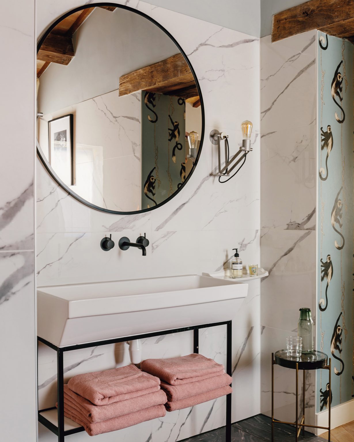 salle de bain marbre blanc avec poutres décoration contemporaine maison en pierres Italie avec piscine rénovée dans les Marches
