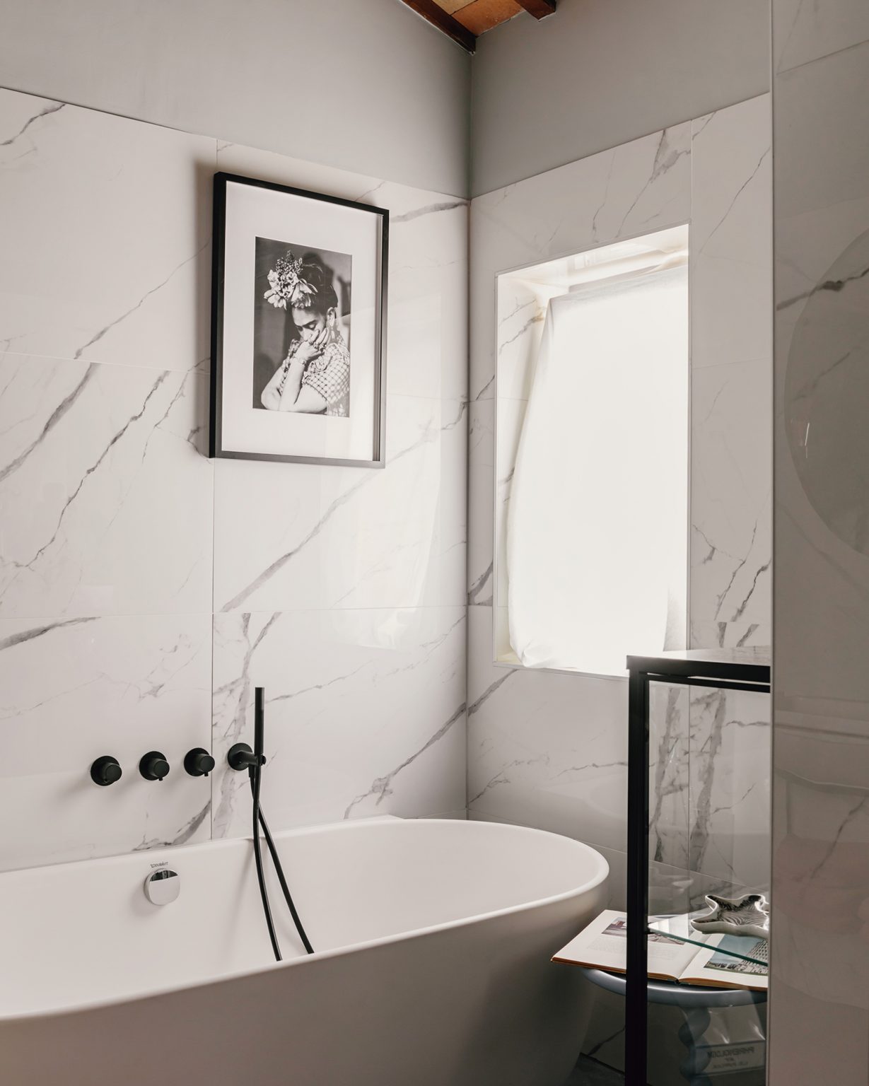 salle de bain marbre blanc avec poutres décoration contemporaine maison en pierres Italie avec piscine rénovée dans les Marches