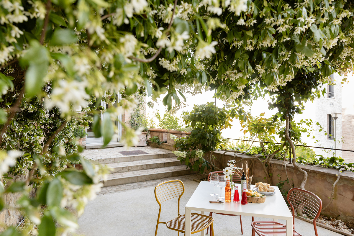 terrasse avec treille appartement design en Italie dans un bâtiment ancien en pierres terrasse avec treille appartement design en Italie dans un bâtiment ancien en pierres