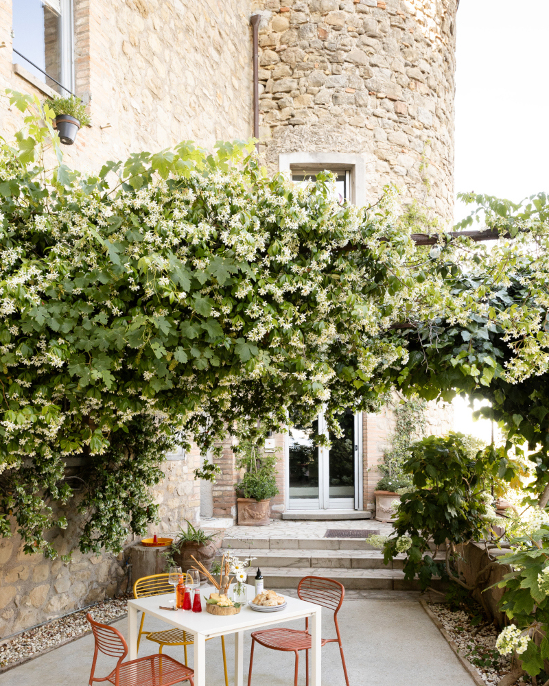 terrasse avec treille appartement design en Italie dans un bâtiment ancien en pierres terrasse avec treille appartement design en Italie dans un bâtiment ancien en pierres