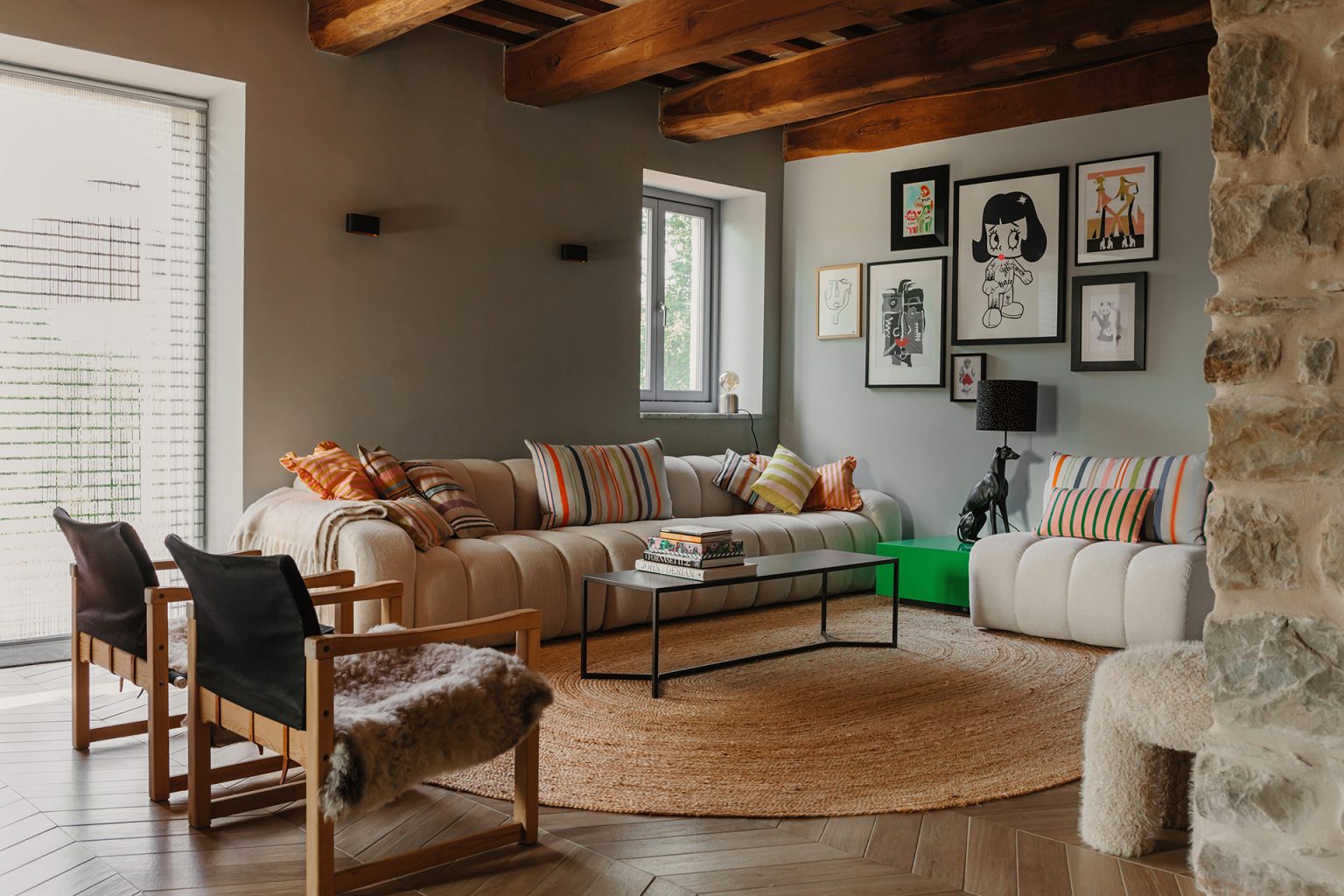 salon avec poutres décoration contemporaine maison en pierres Italie avec piscine rénovée dans les Marches