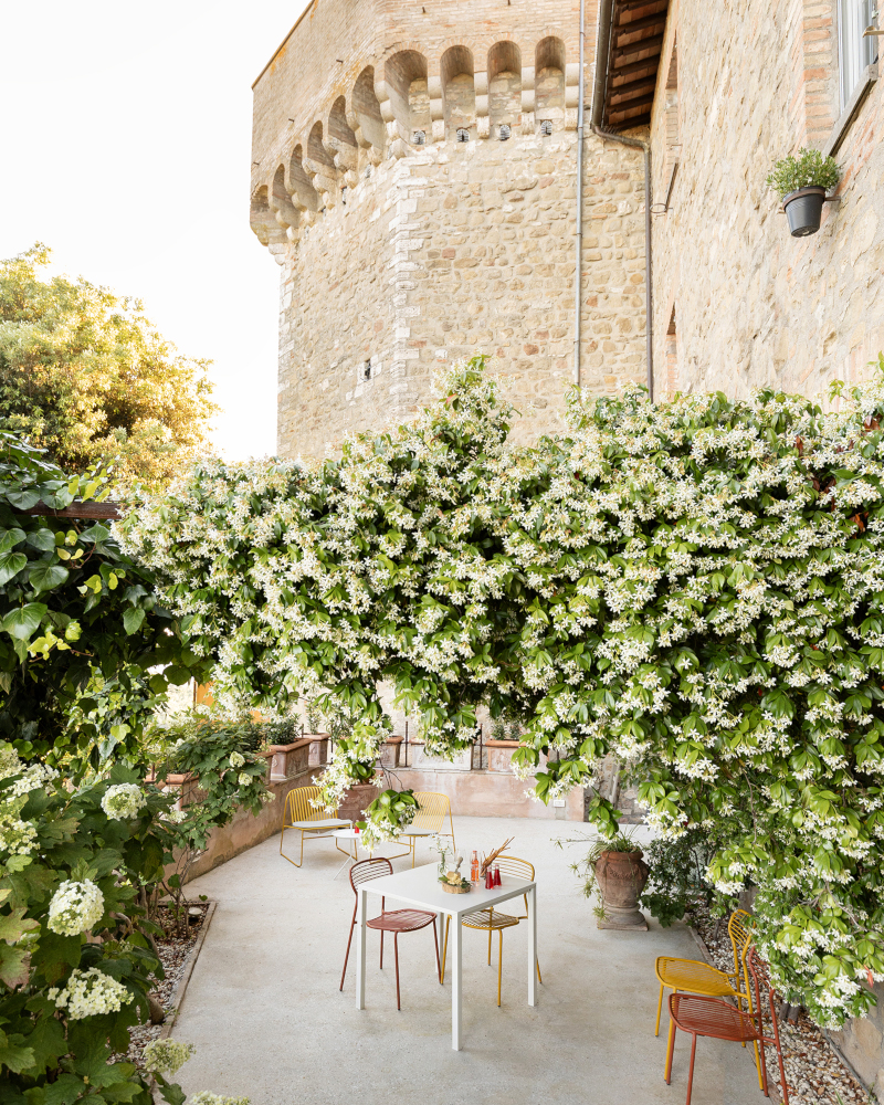 terrasse avec treille appartement design en Italie dans un bâtiment ancien en pierres terrasse avec treille appartement design en Italie dans un bâtiment ancien en pierres
