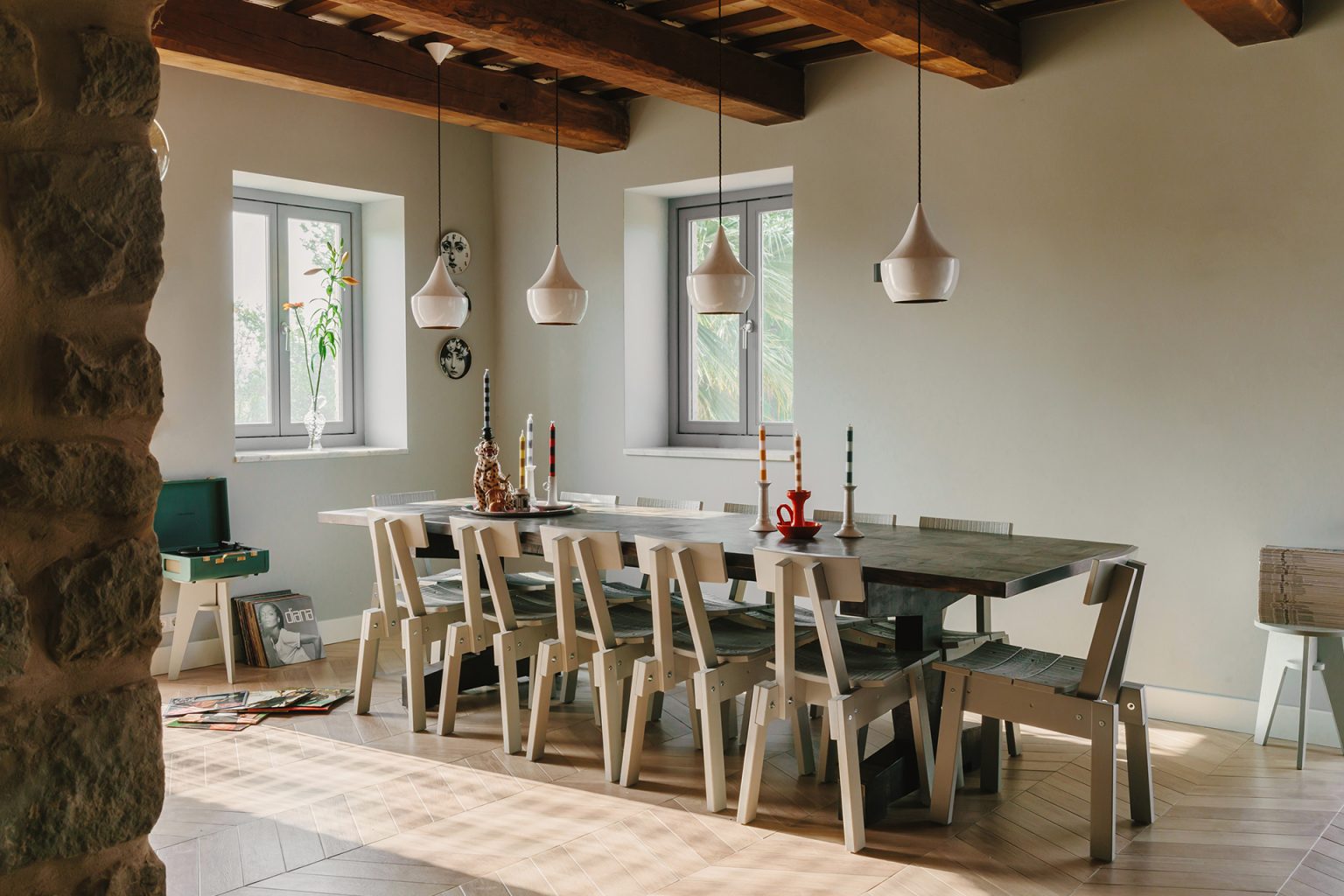 salle à manger avec poutres décoration contemporaine maison en pierres Italie avec piscine rénovée dans les Marches