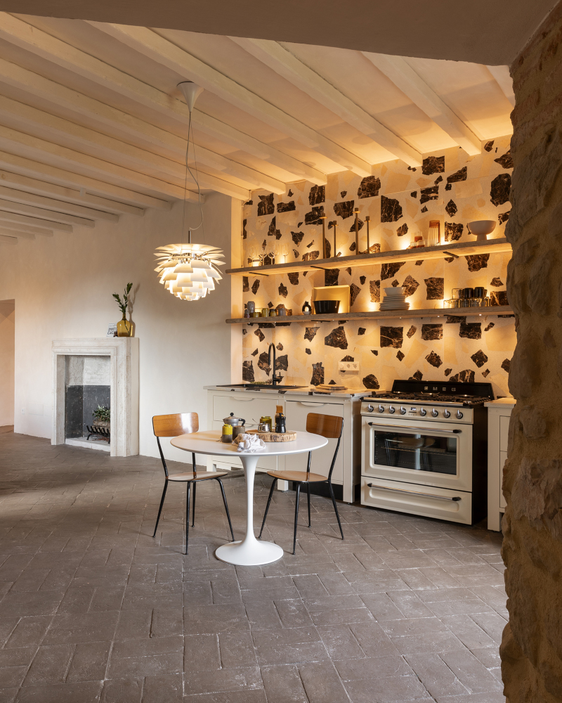 cuisine sol terre cuite appartement design en Italie dans un bâtiment ancien en pierres cuisine sol terre cuite appartement design en Italie dans un bâtiment ancien en pierres