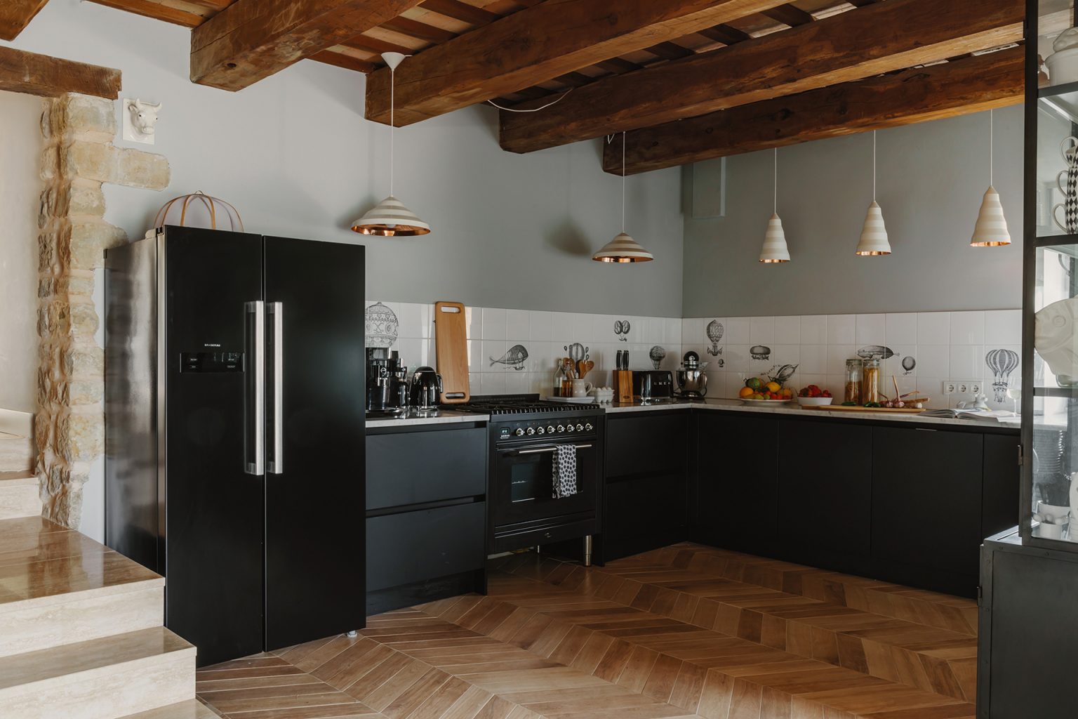 cuisine design noire avec poutres décoration contemporaine maison en pierres Italie avec piscine rénovée dans les Marches