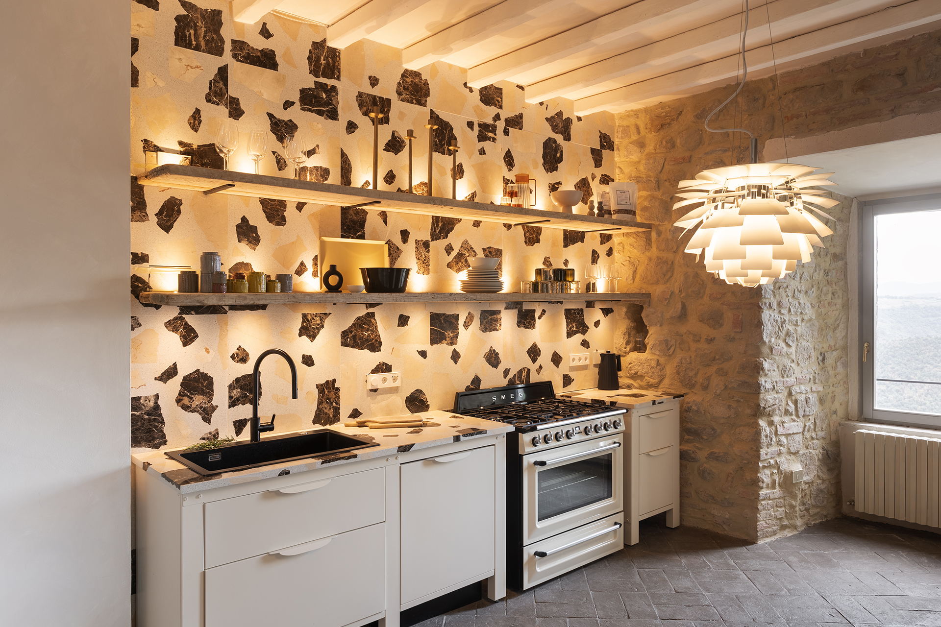 cuisine sol terre cuite appartement design en Italie dans un bâtiment ancien en pierres cuisine sol terre cuite appartement design en Italie dans un bâtiment ancien en pierres