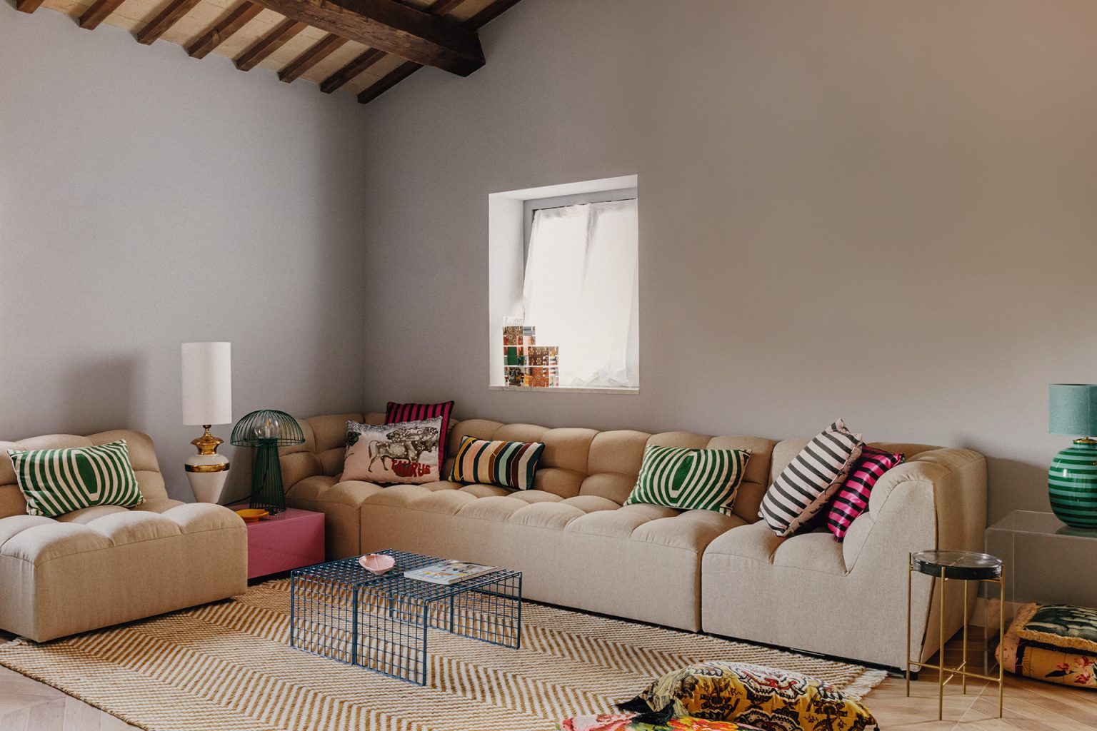salon avec poutres décoration contemporaine maison en pierres Italie avec piscine rénovée dans les Marches