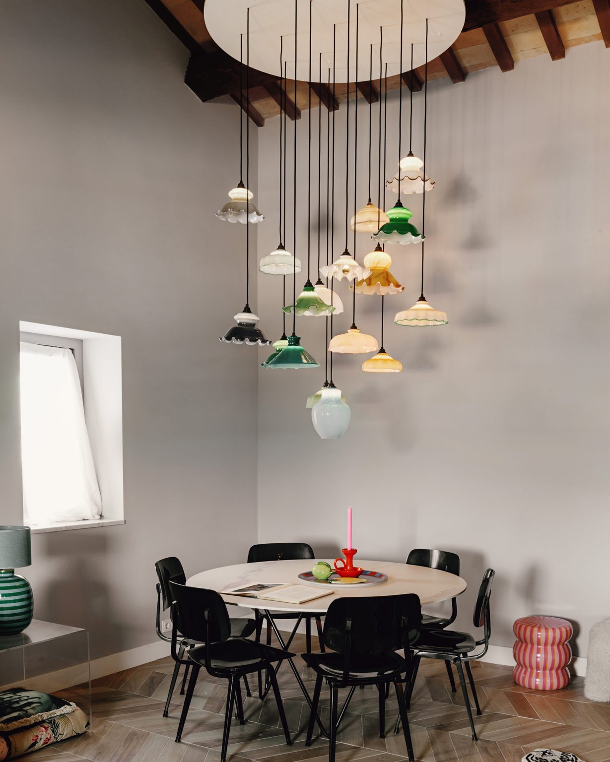 salle à manger avec poutres décoration contemporaine maison en pierres Italie avec piscine rénovée dans les Marches