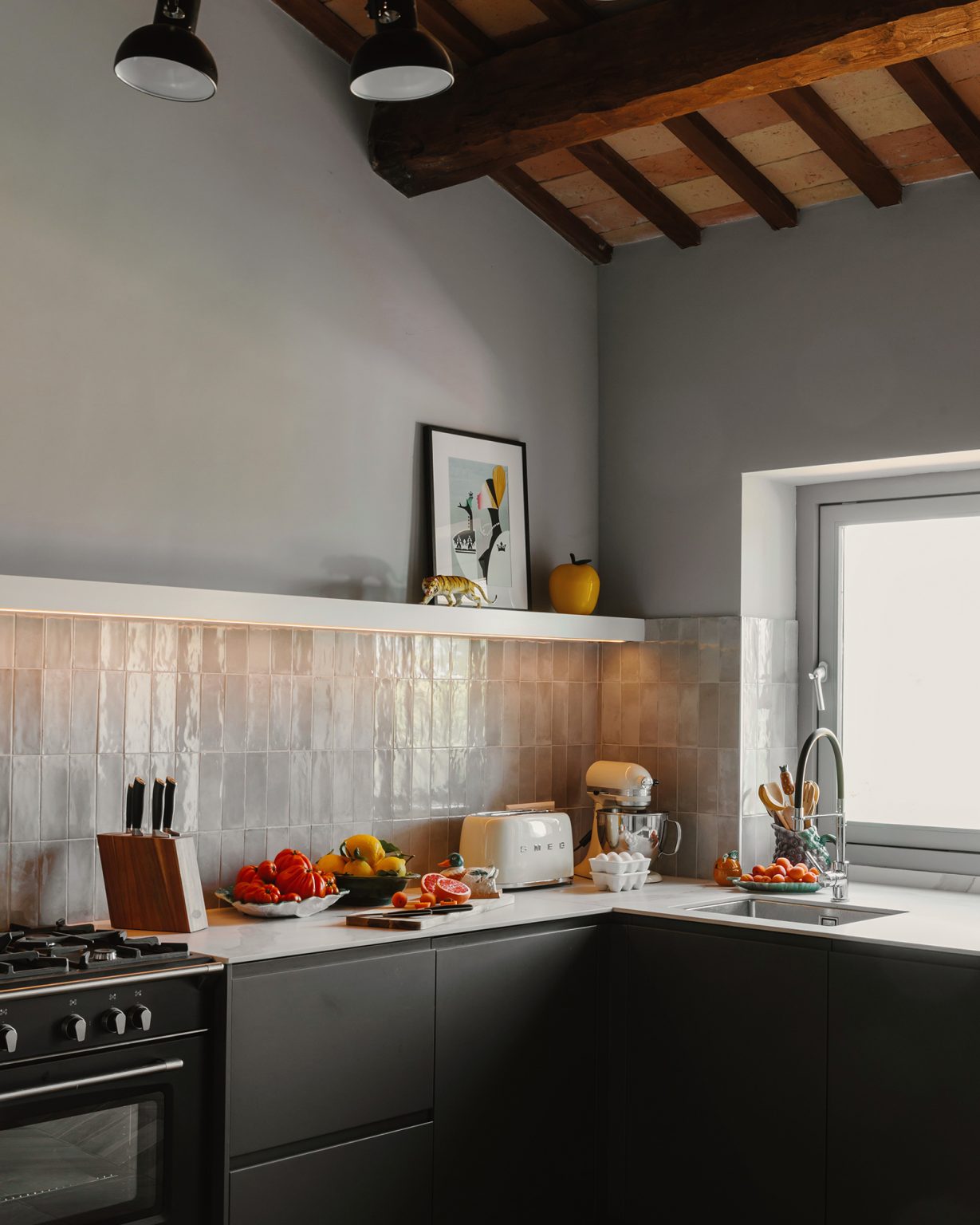 cuisine design noire avec poutres décoration contemporaine maison en pierres Italie avec piscine rénovée dans les Marches