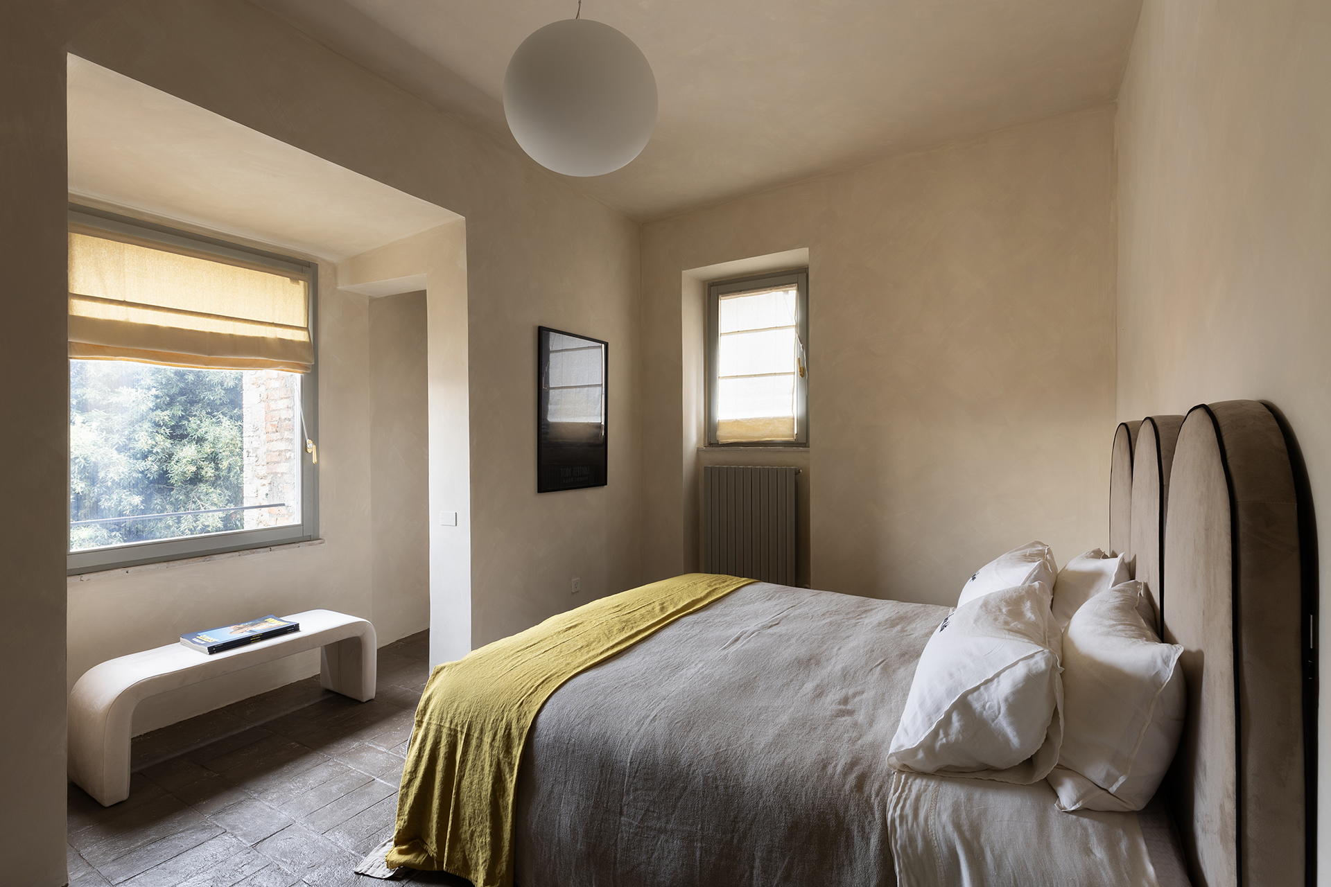 chambre sol terre cuite appartement design en Italie dans un bâtiment ancien en pierres chambre sol terre cuite appartement design en Italie dans un bâtiment ancien en pierres
