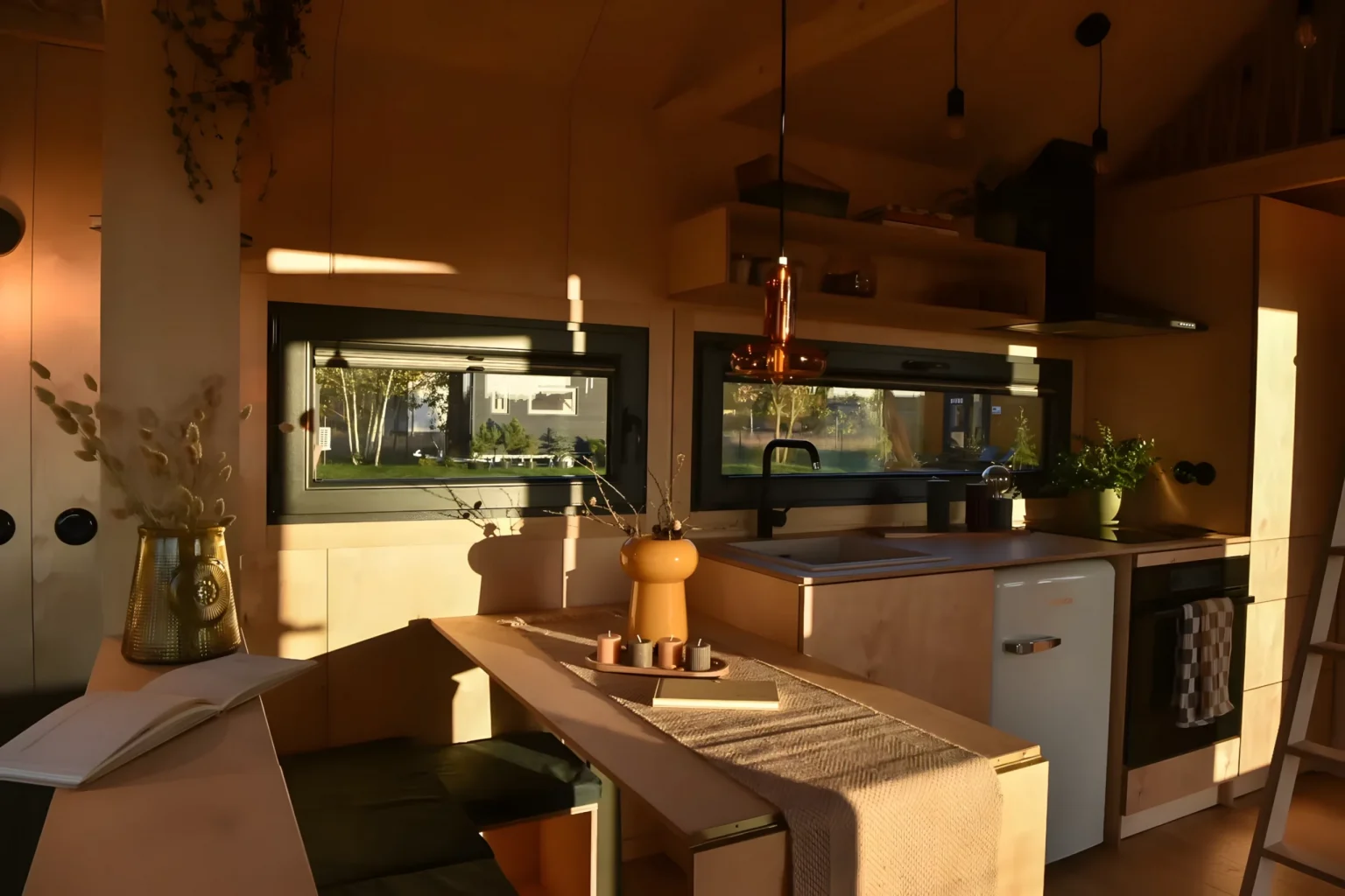 intérieur mini maison mobile par Vagabond Haven