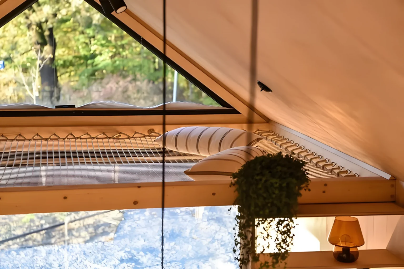 coin repos sur filet catamaran mini maison mobile par Vagabond Haven