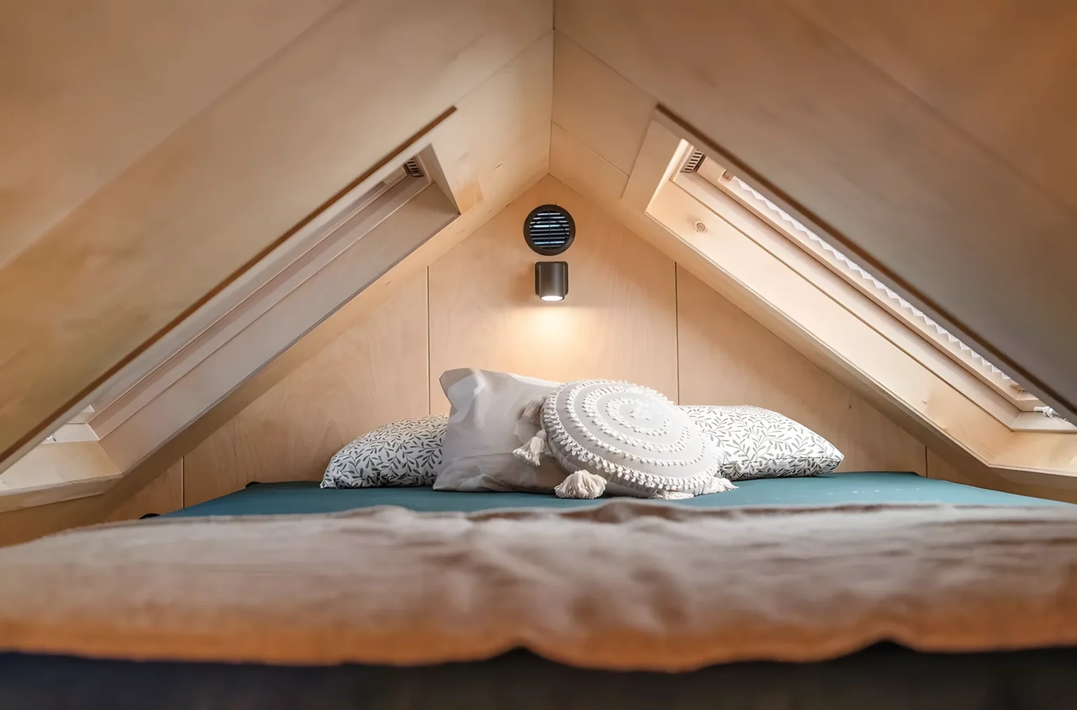 chambre mansardée mini maison mobile par Vagabond Haven