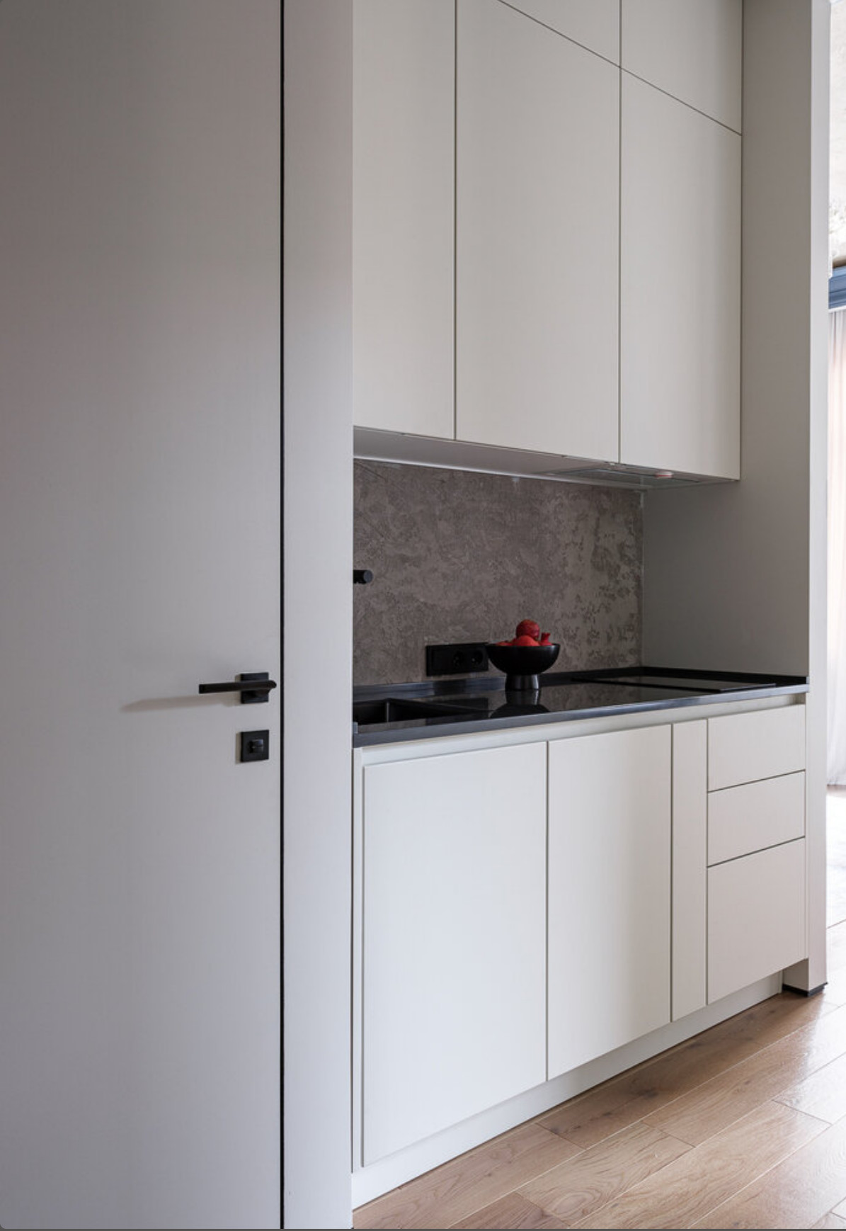 cuisine design blanche dans couloir deux-pièces de 41m2 décoration contemporaine cuisine design blanche dans couloir deux-pièces de 41m2 décoration contemporaine