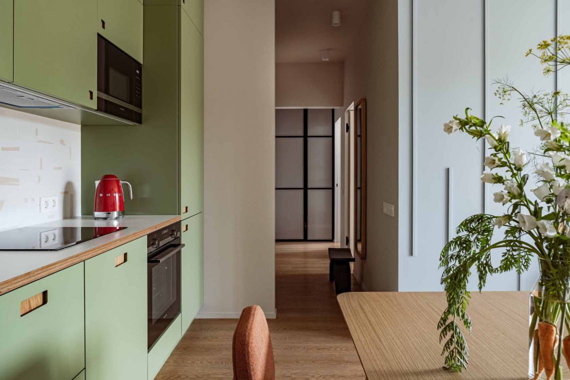 cuisine ouverte verte appartement 62m2 décoration colorée cuisine ouverte verte appartement 62m2 décoration colorée
