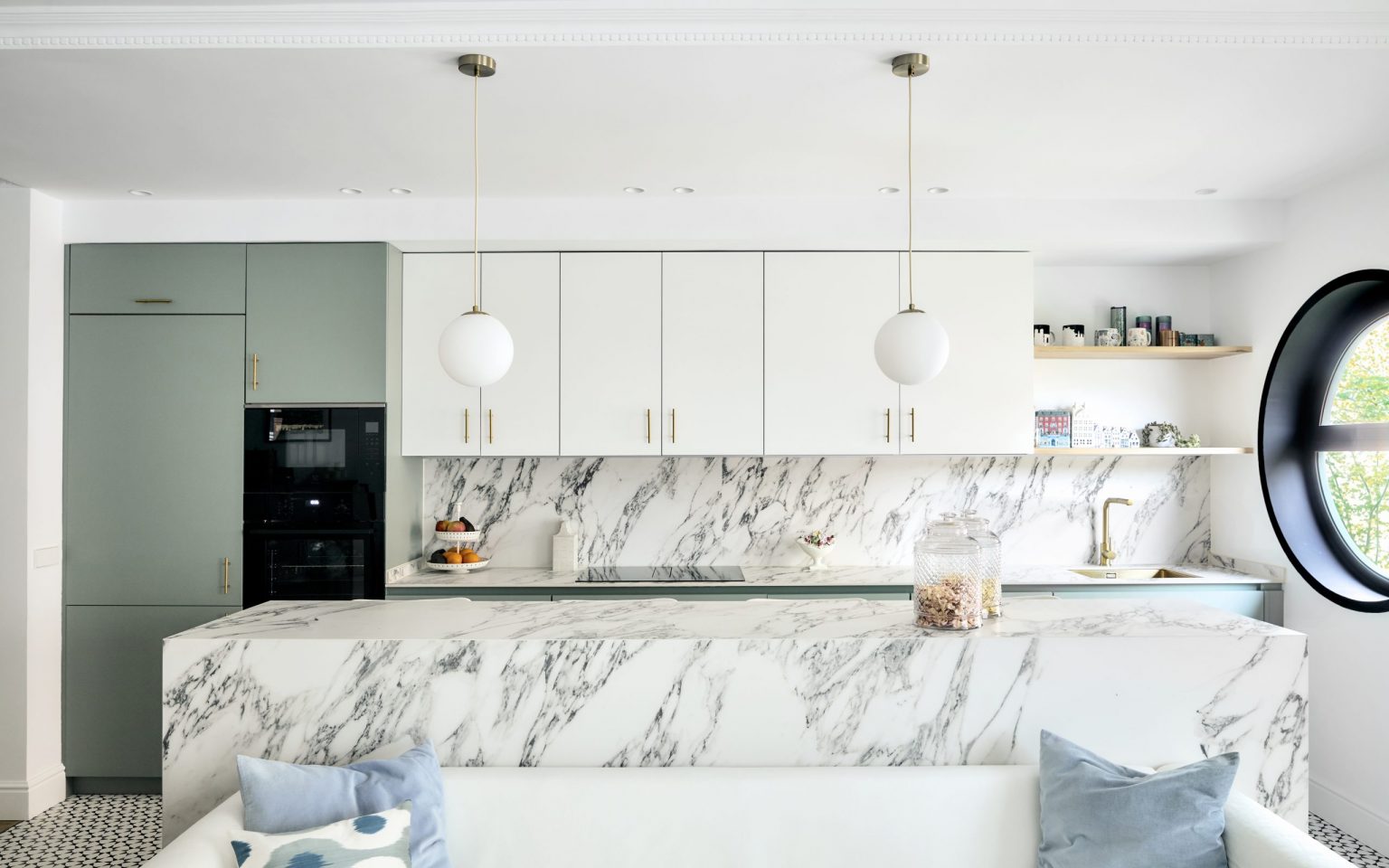 salon décoration contemporaine avec cuisine ouverte îlot marbre