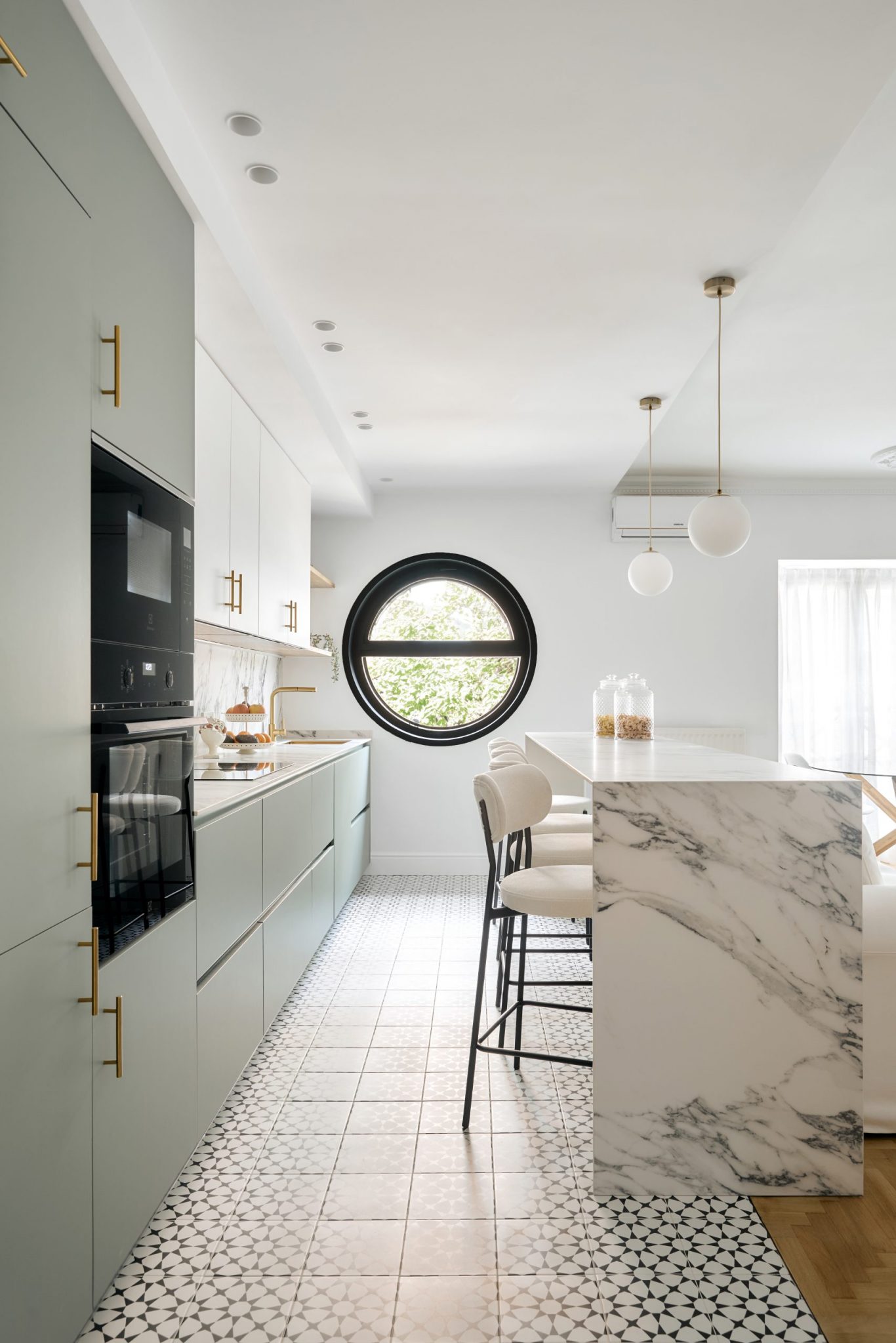 cuisine ouverte îlot marbre décoration contemporaine