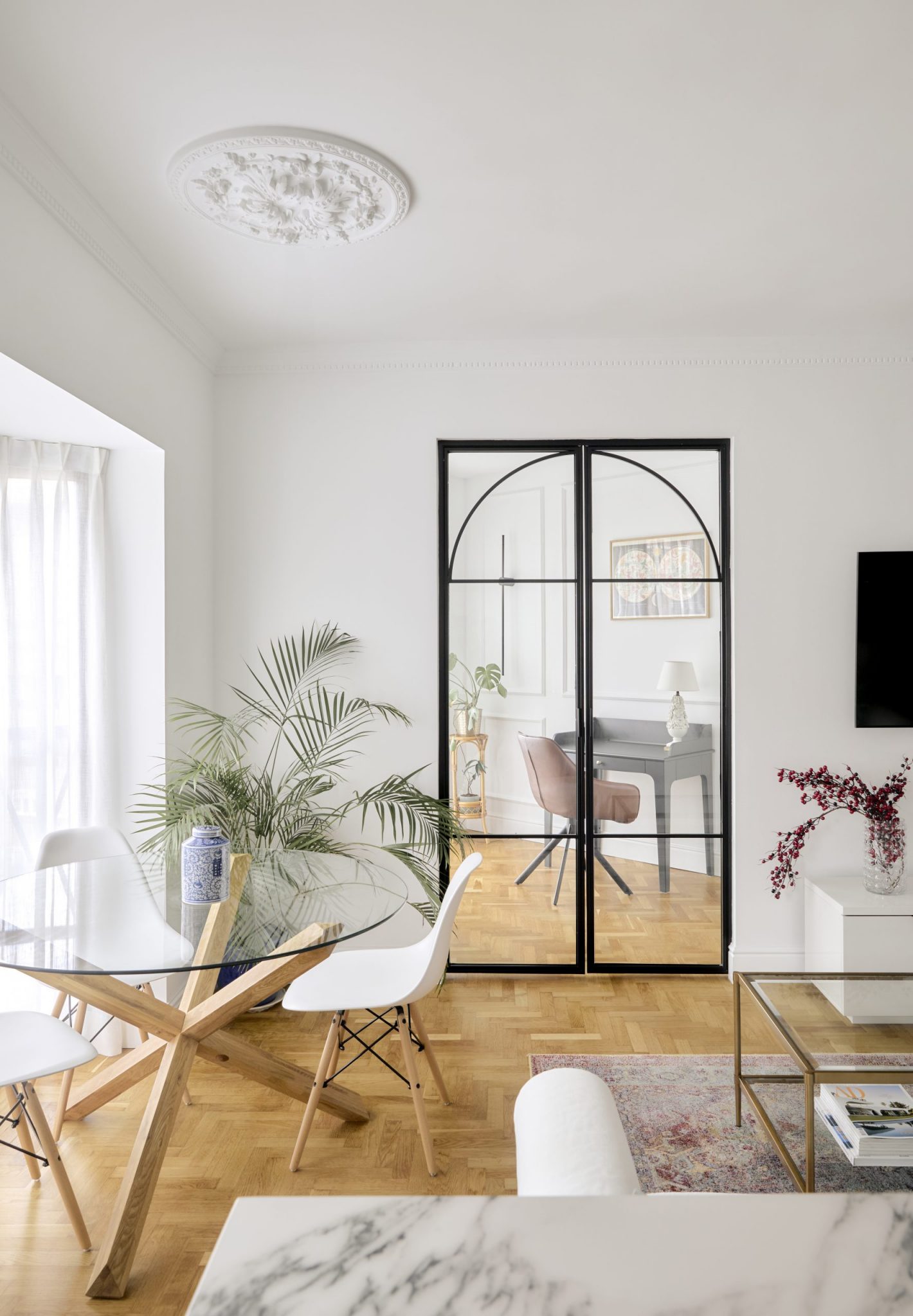 salon décoration contemporaine avec portes vitrées acier noir