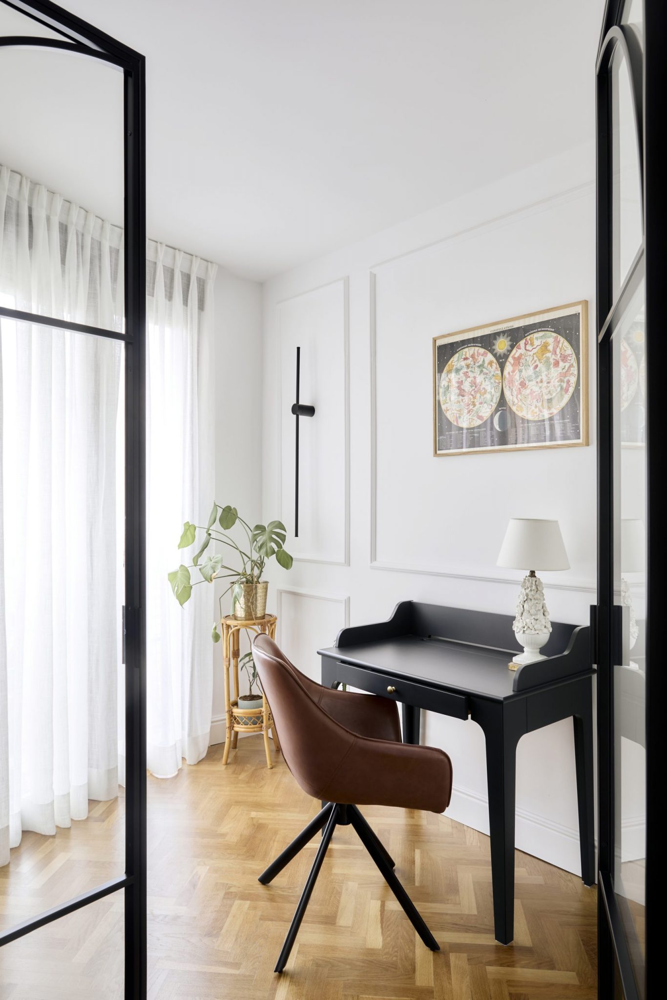 espace bureau décoration contemporaine avec portes vitrées acier noir