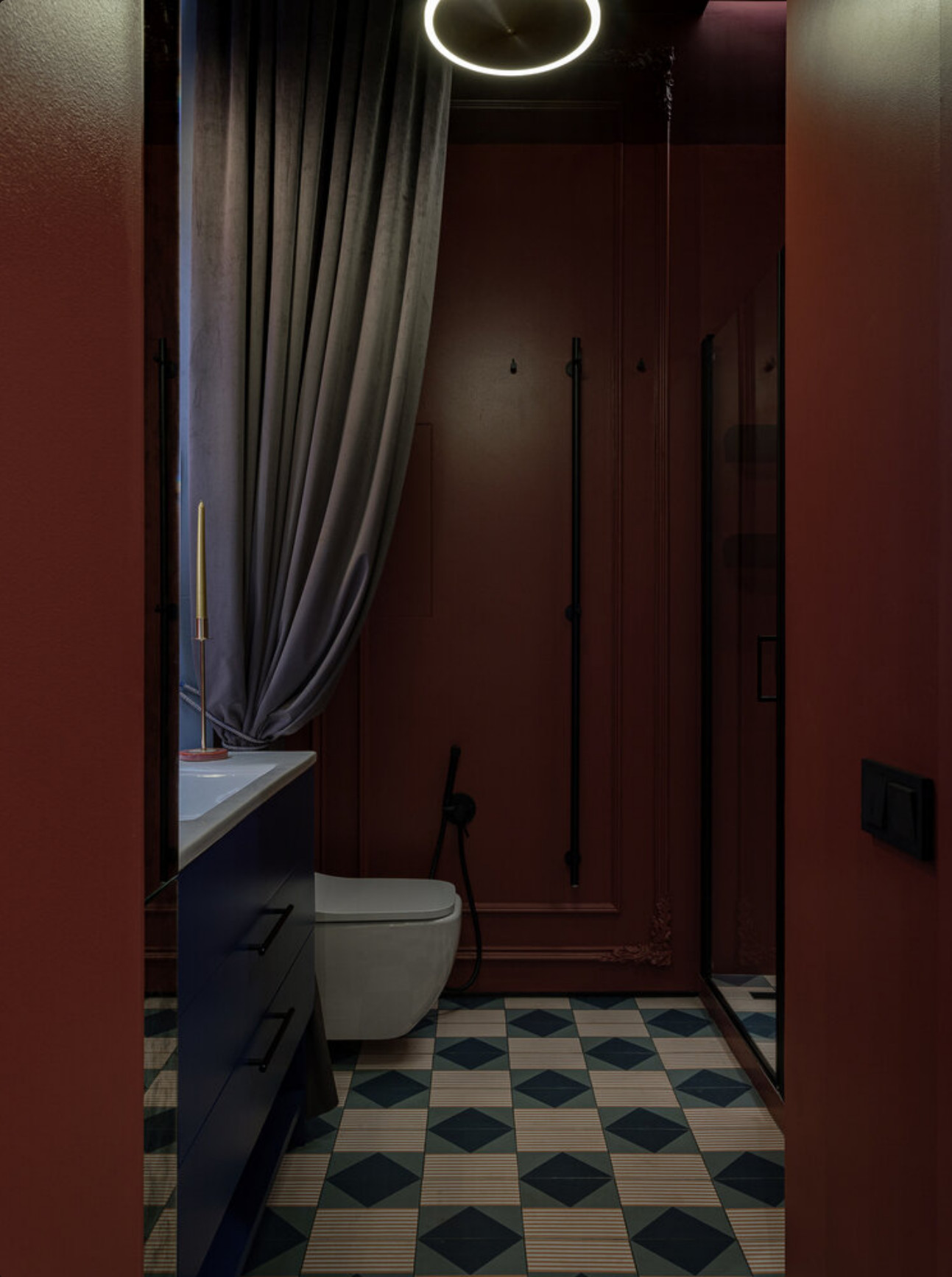 salle de bain avec carrelage à motif et murs rouge cerise salle de bain avec carrelage à motif et murs rouge cerise
