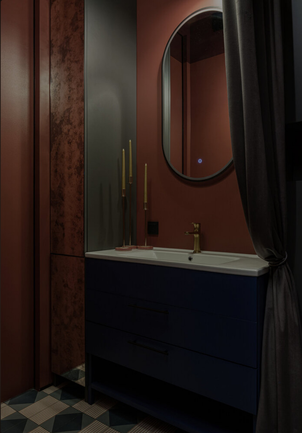 salle de bain avec carrelage à motif et murs rouge cerise salle de bain avec carrelage à motif et murs rouge cerise