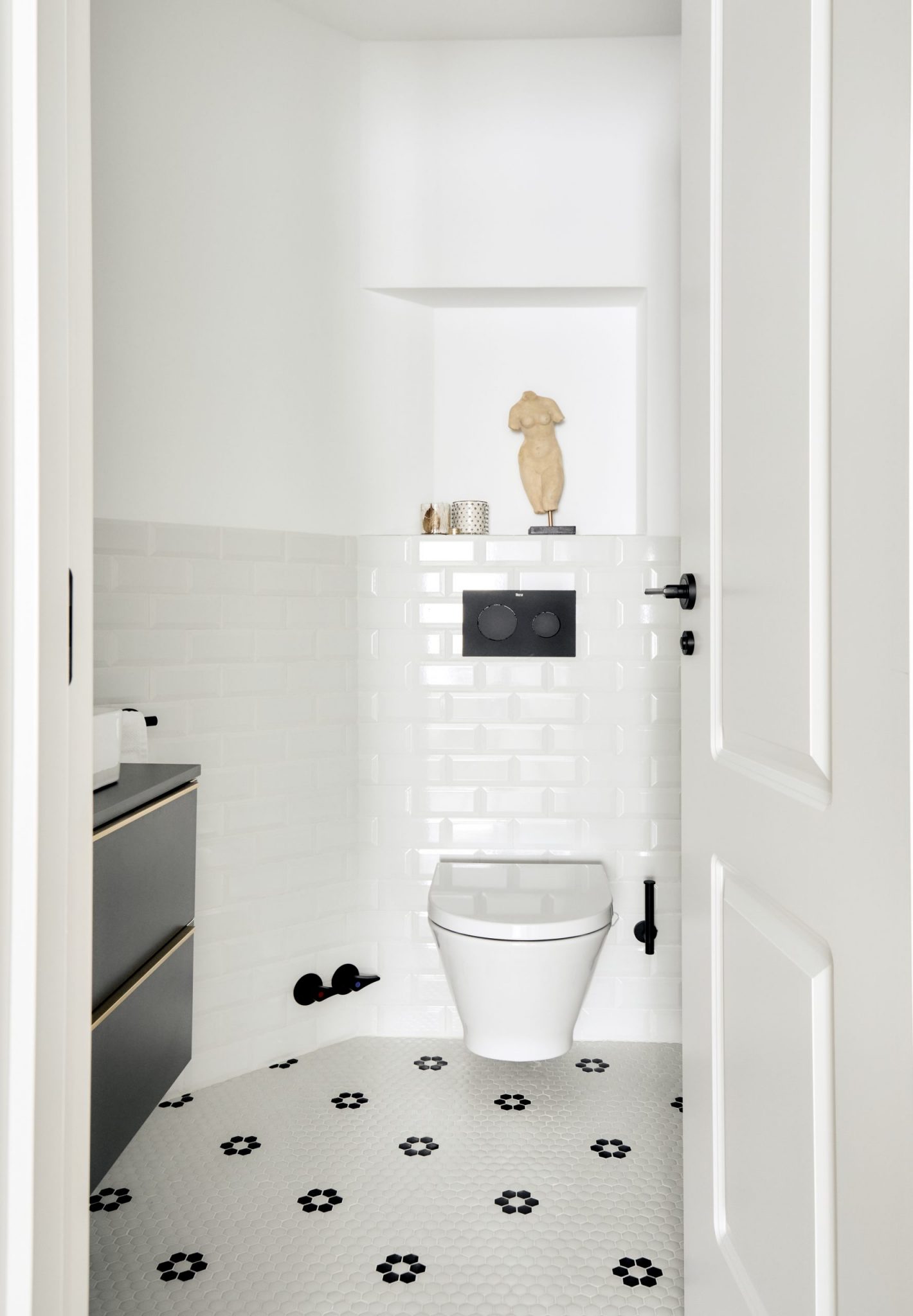 toilettes wc décoration contemporaine blanche et noire