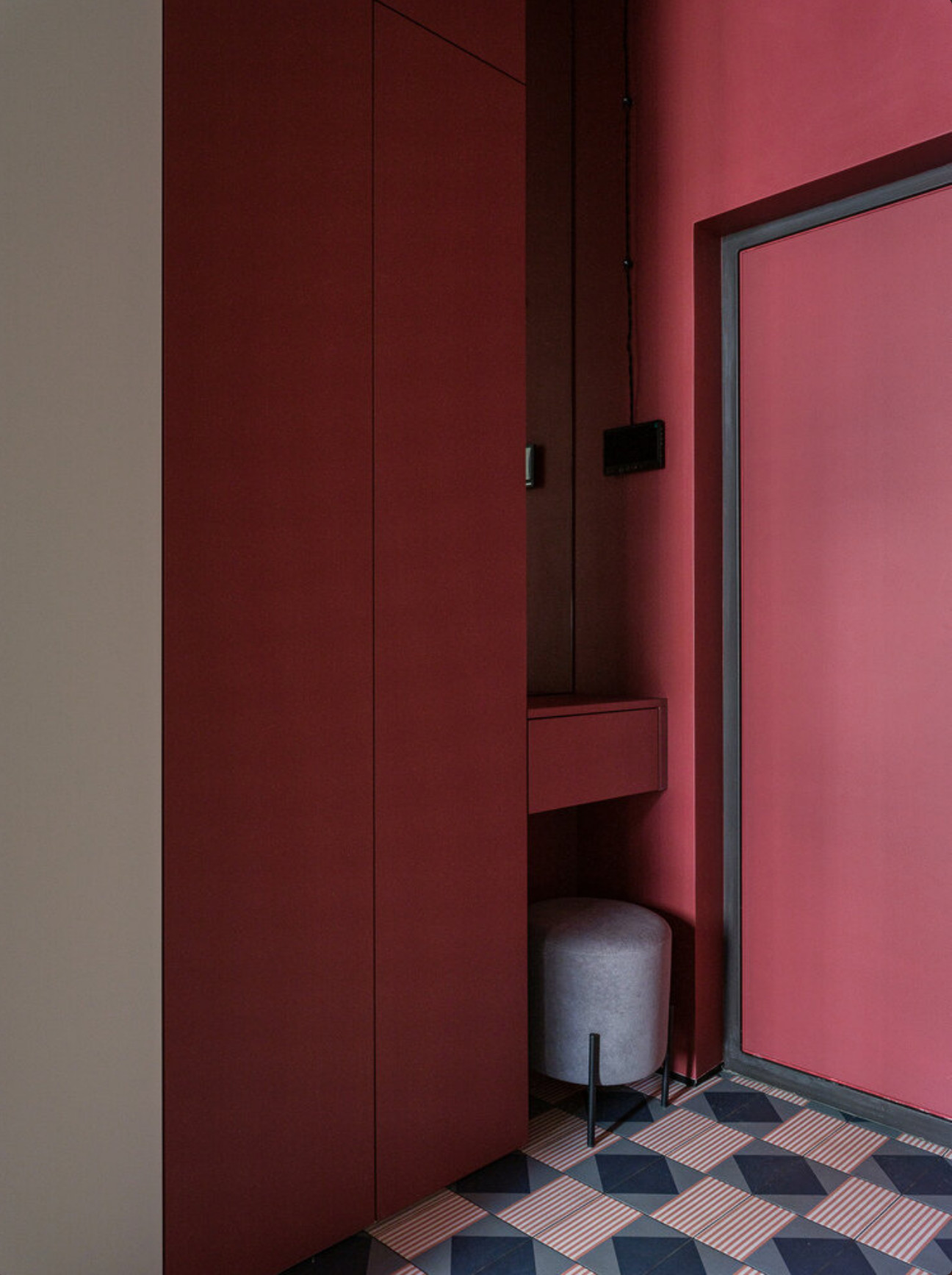 entrée avec carrelage à motif et murs rouge cerise entrée avec carrelage à motif et murs rouge cerise