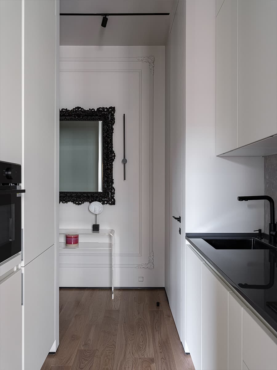 cuisine design blanche dans couloir deux-pièces de 41m2 décoration contemporaine cuisine design blanche dans couloir deux-pièces de 41m2 décoration contemporaine