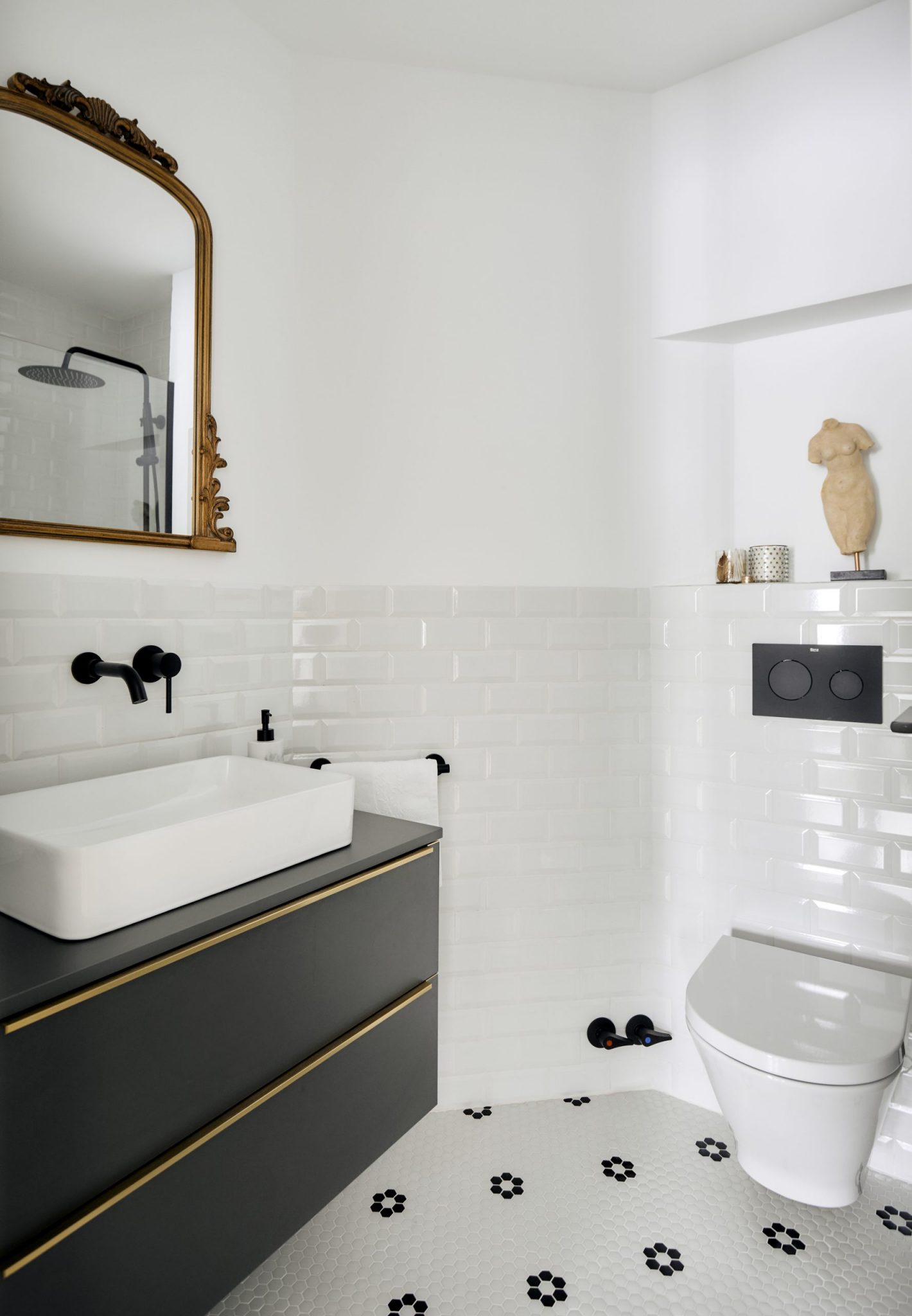 toilettes wc décoration contemporaine blanche et noire