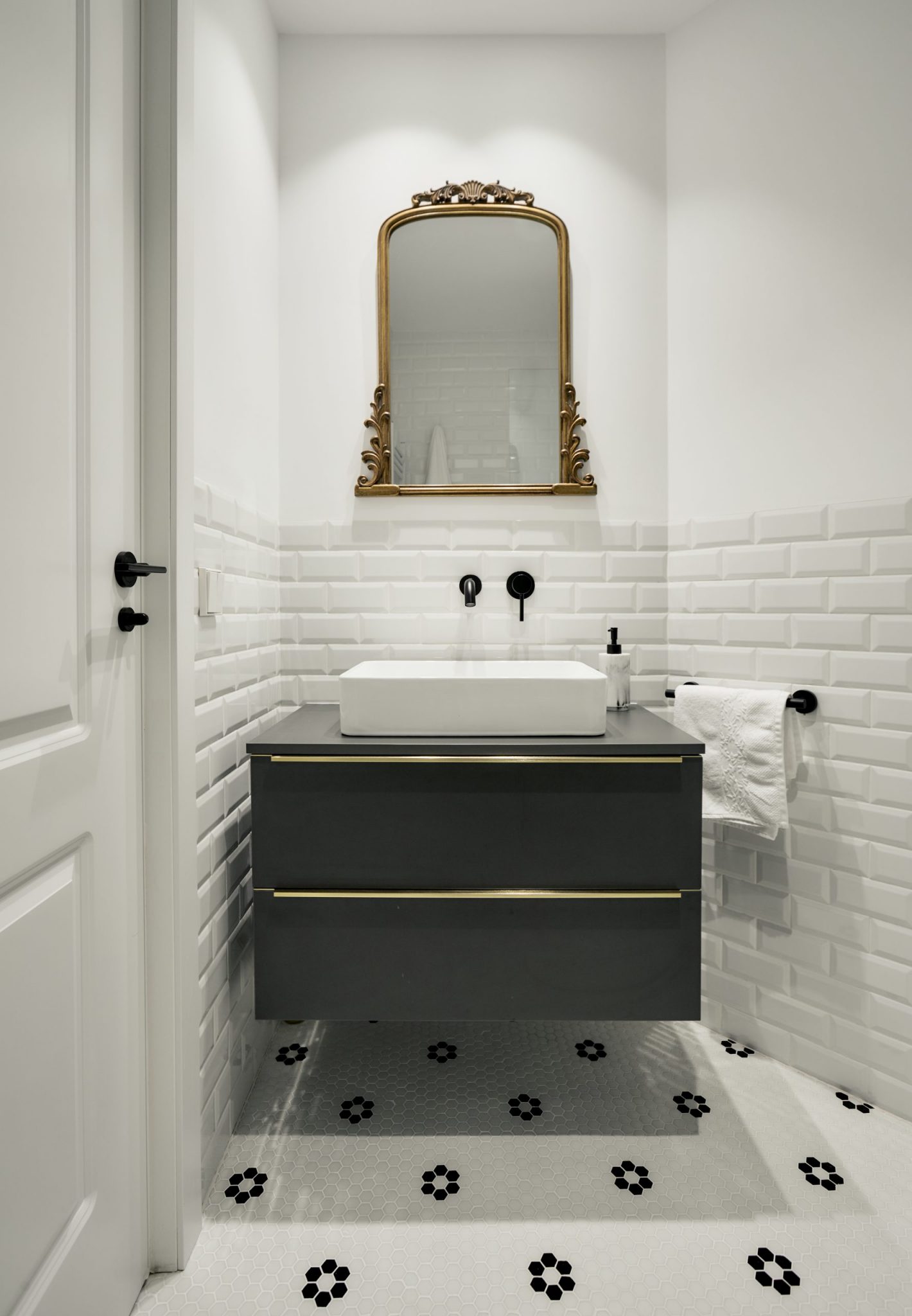 toilettes wc décoration contemporaine blanche et noire