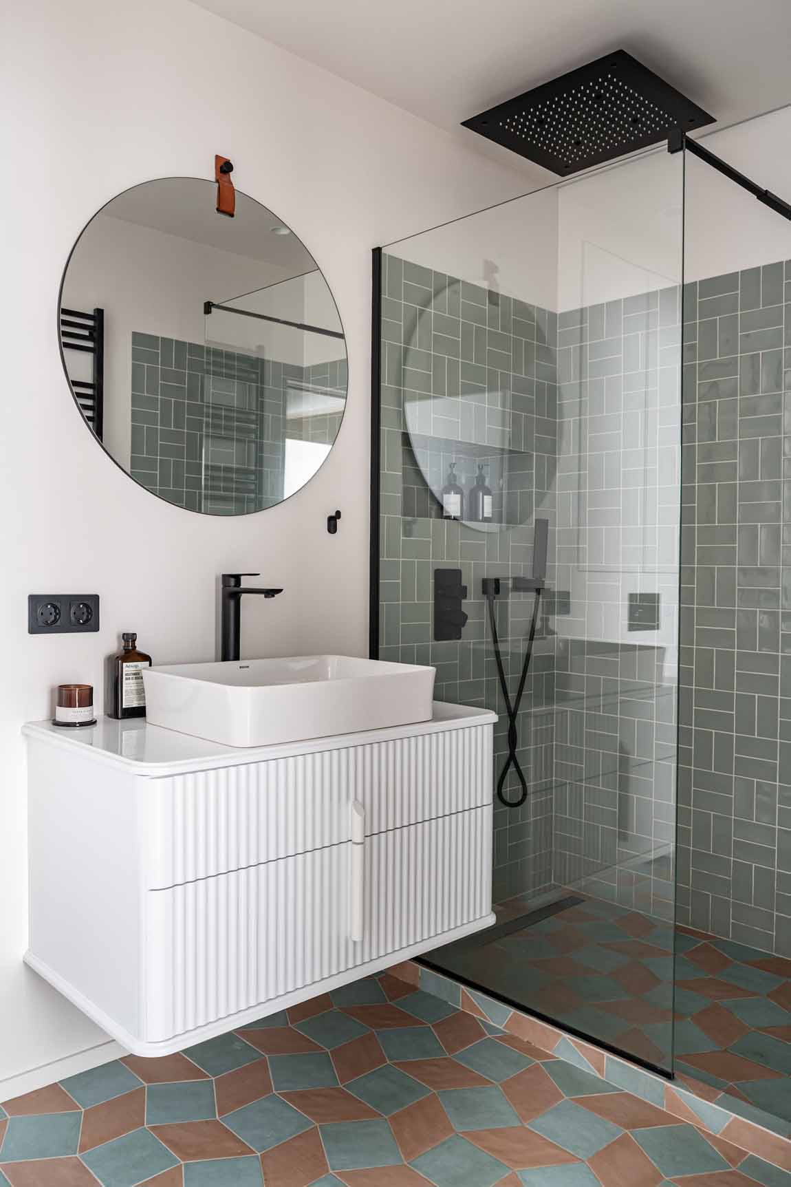 salle d salle d'eau design grise et blanche