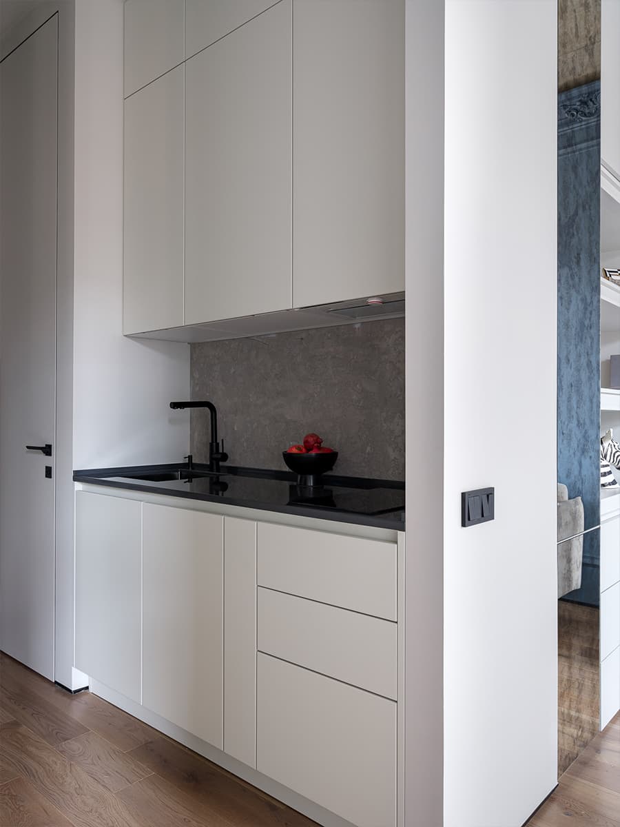 cuisine design blanche dans couloir deux-pièces de 41m2 décoration contemporaine cuisine design blanche dans couloir deux-pièces de 41m2 décoration contemporaine