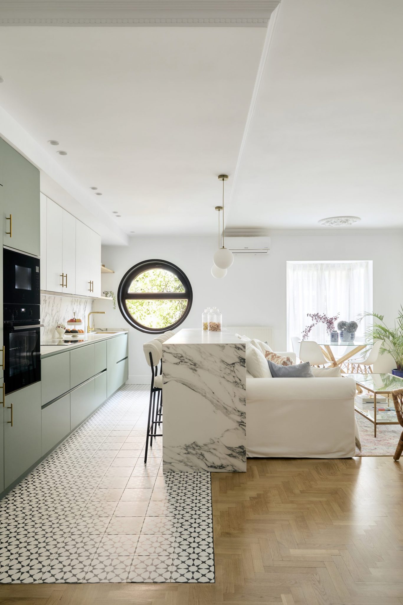 salon décoration contemporaine avec cuisine ouverte îlot marbre