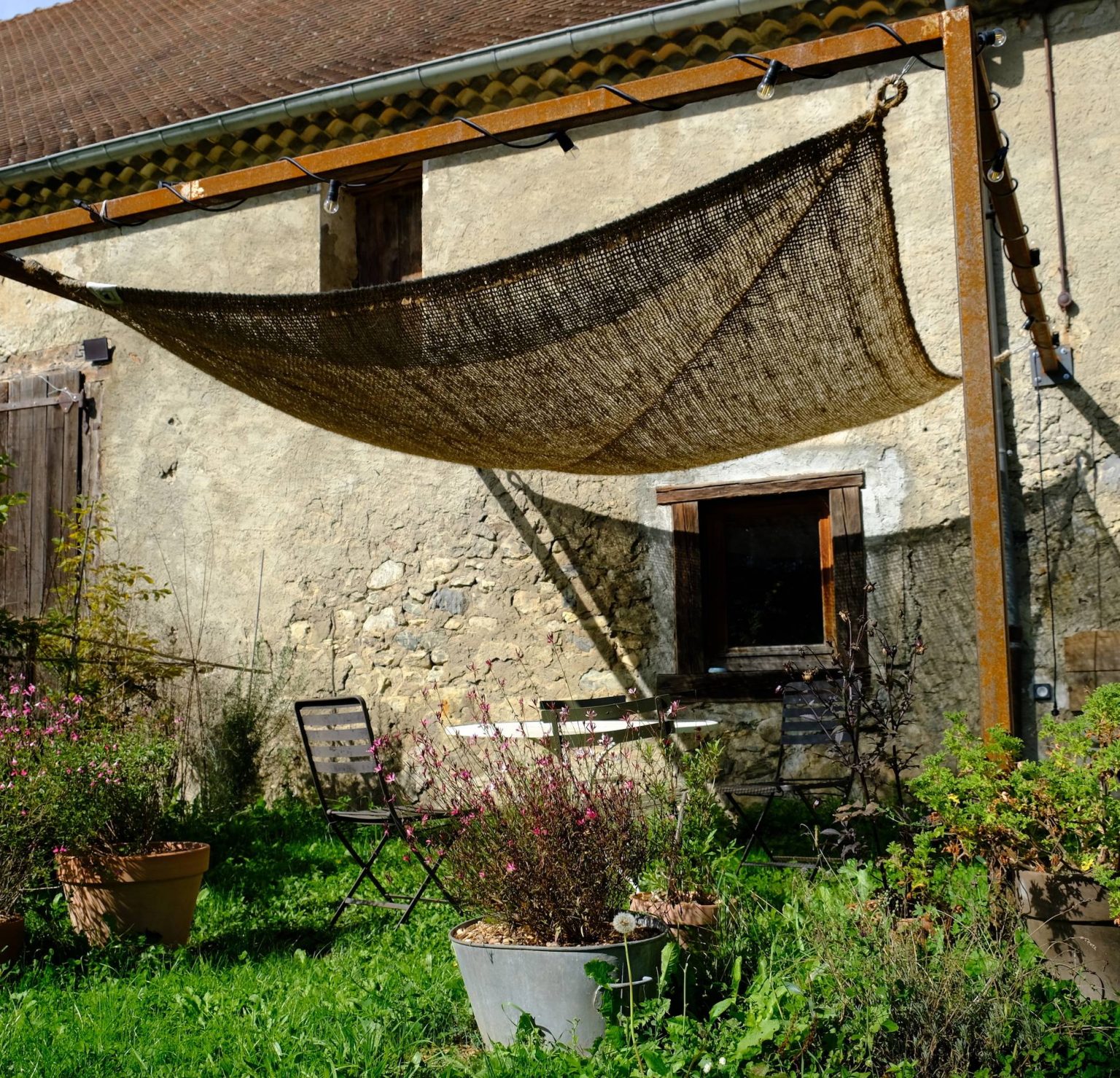 jardin avec ombrière ancienne ferme rénovée Vercors Les Écailles