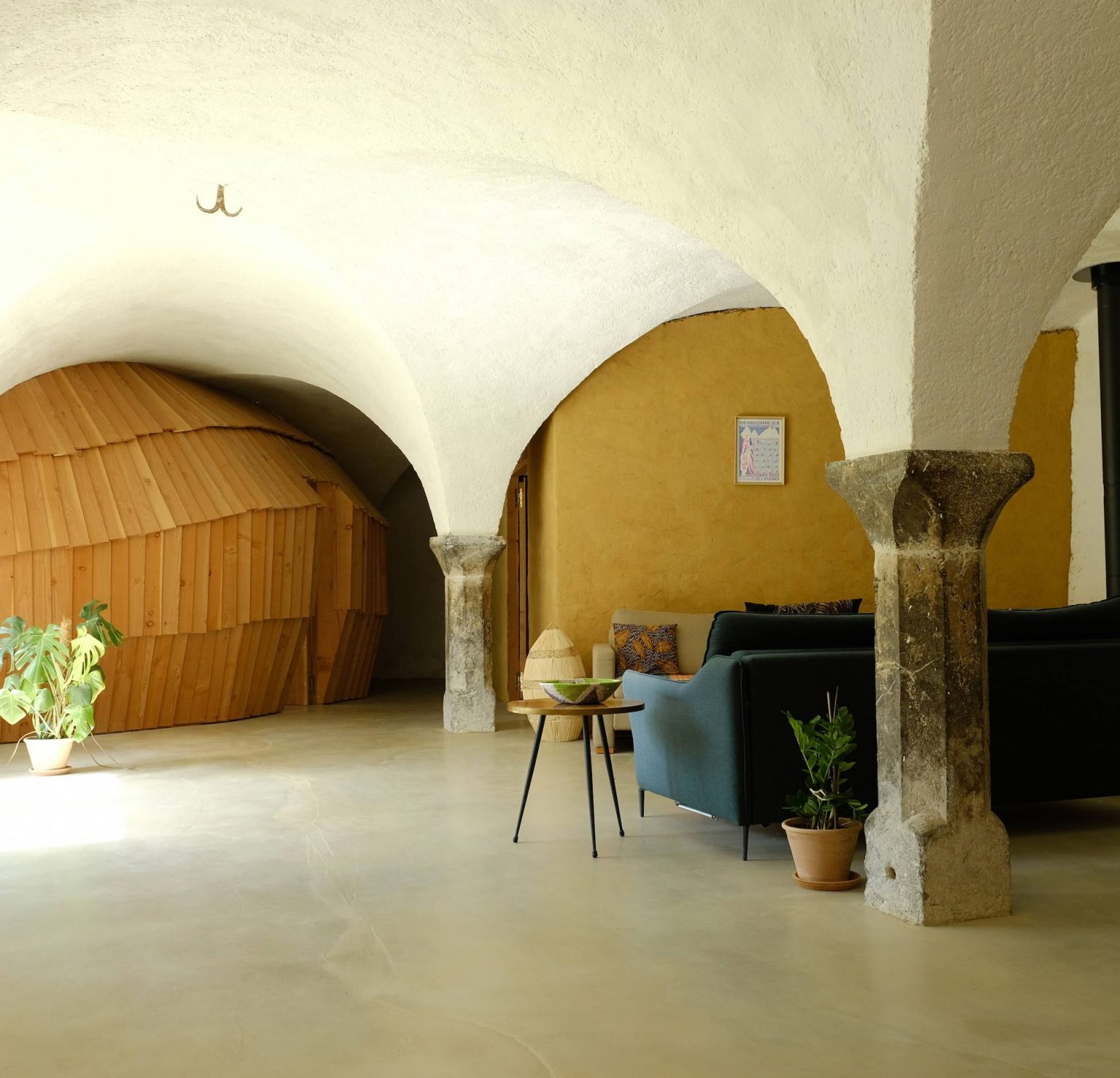 salon avec voûtes décoration contemporaine ancienne ferme rénovée Vercors Les Écailles