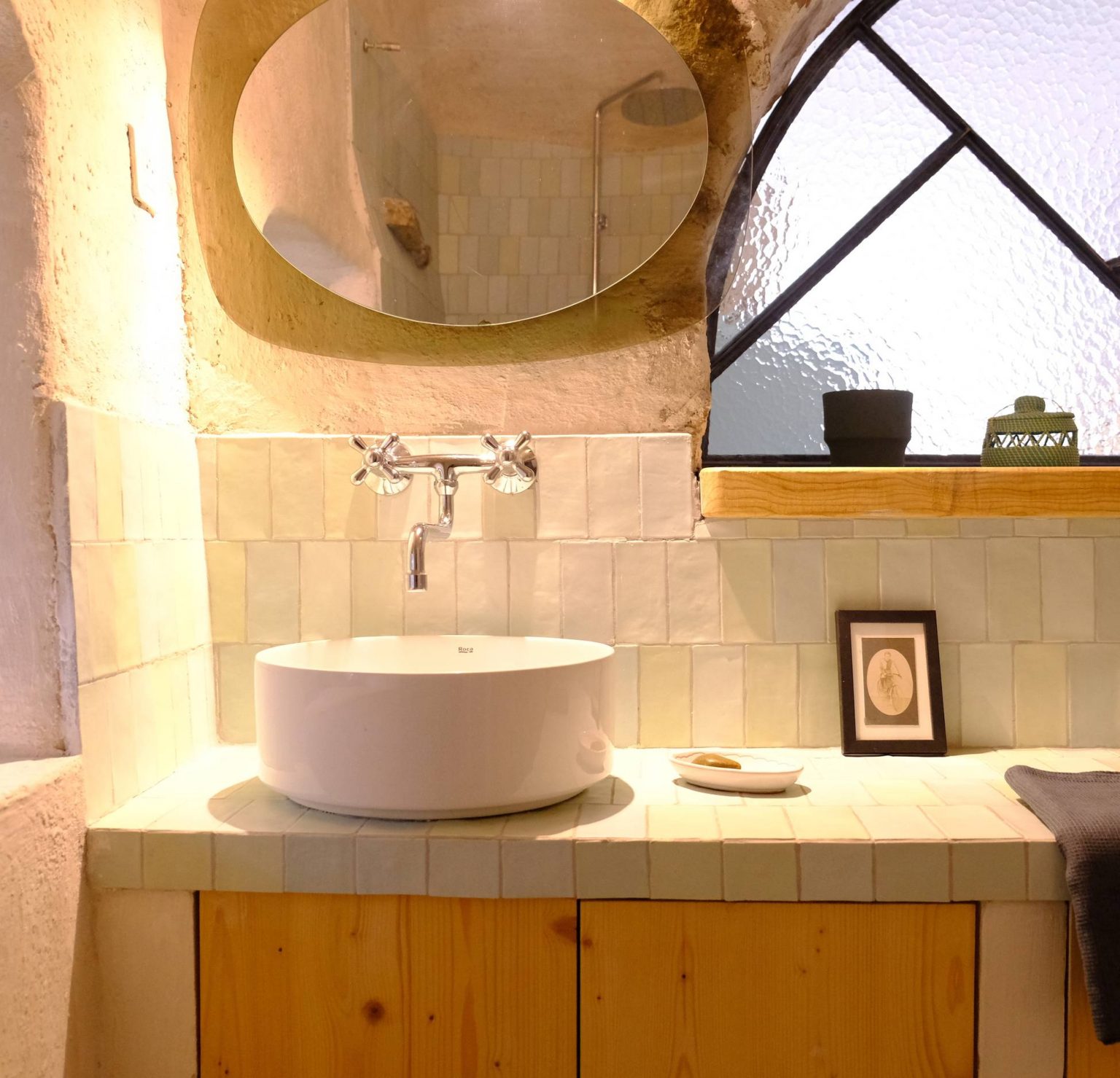 salle de bain avec fenêtre demi lune ancienne ferme rénovée Vercors Les Écailles