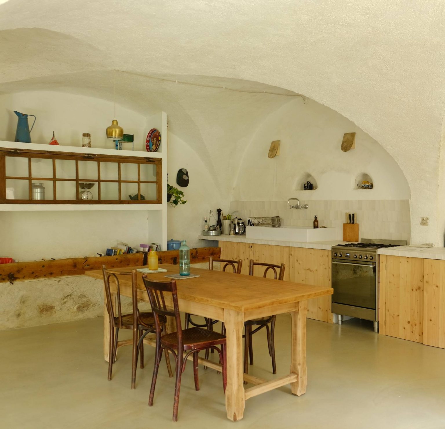 cuisine bois avec voûtes décoration contemporaine ancienne ferme rénovée Vercors Les Écailles