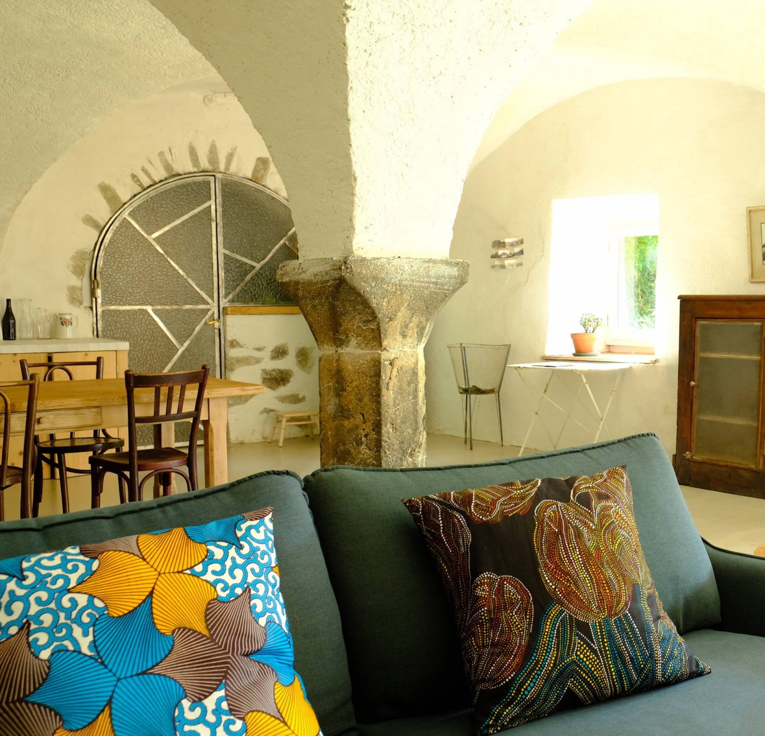 salon avec voûtes décoration contemporaine ancienne ferme rénovée Vercors Les Écailles